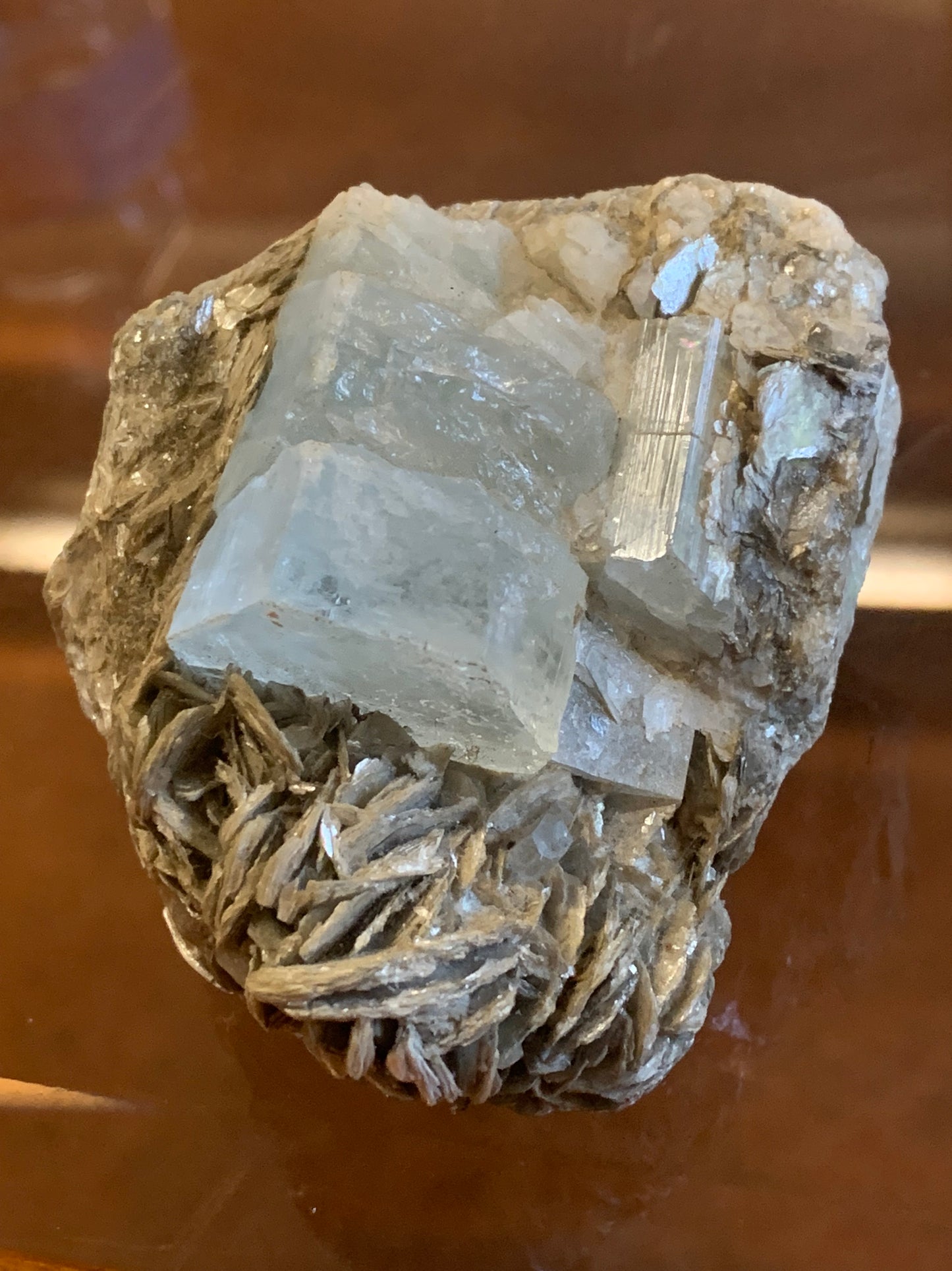 Aigue-marine avec Muscovite, superbe pièce de 70 x 60 x 50 mm en moyenne - 229 grammes environ !