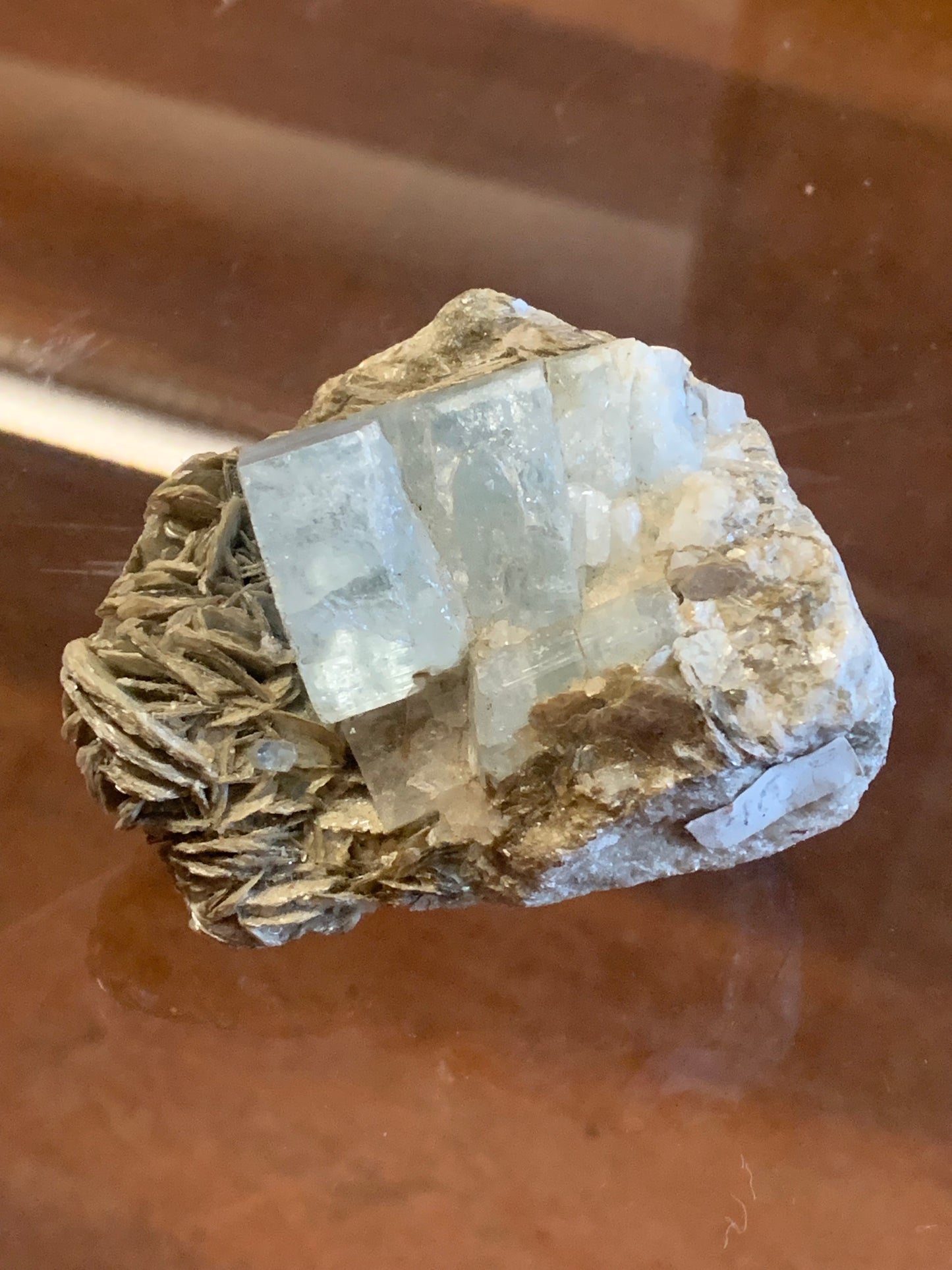 Aigue-marine avec Muscovite, superbe pièce de 70 x 60 x 50 mm en moyenne - 229 grammes environ !
