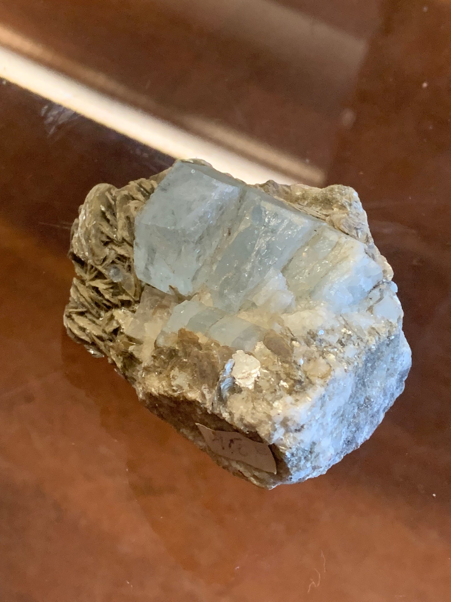 Aigue-marine avec Muscovite, superbe pièce de 70 x 60 x 50 mm en moyenne - 229 grammes environ !