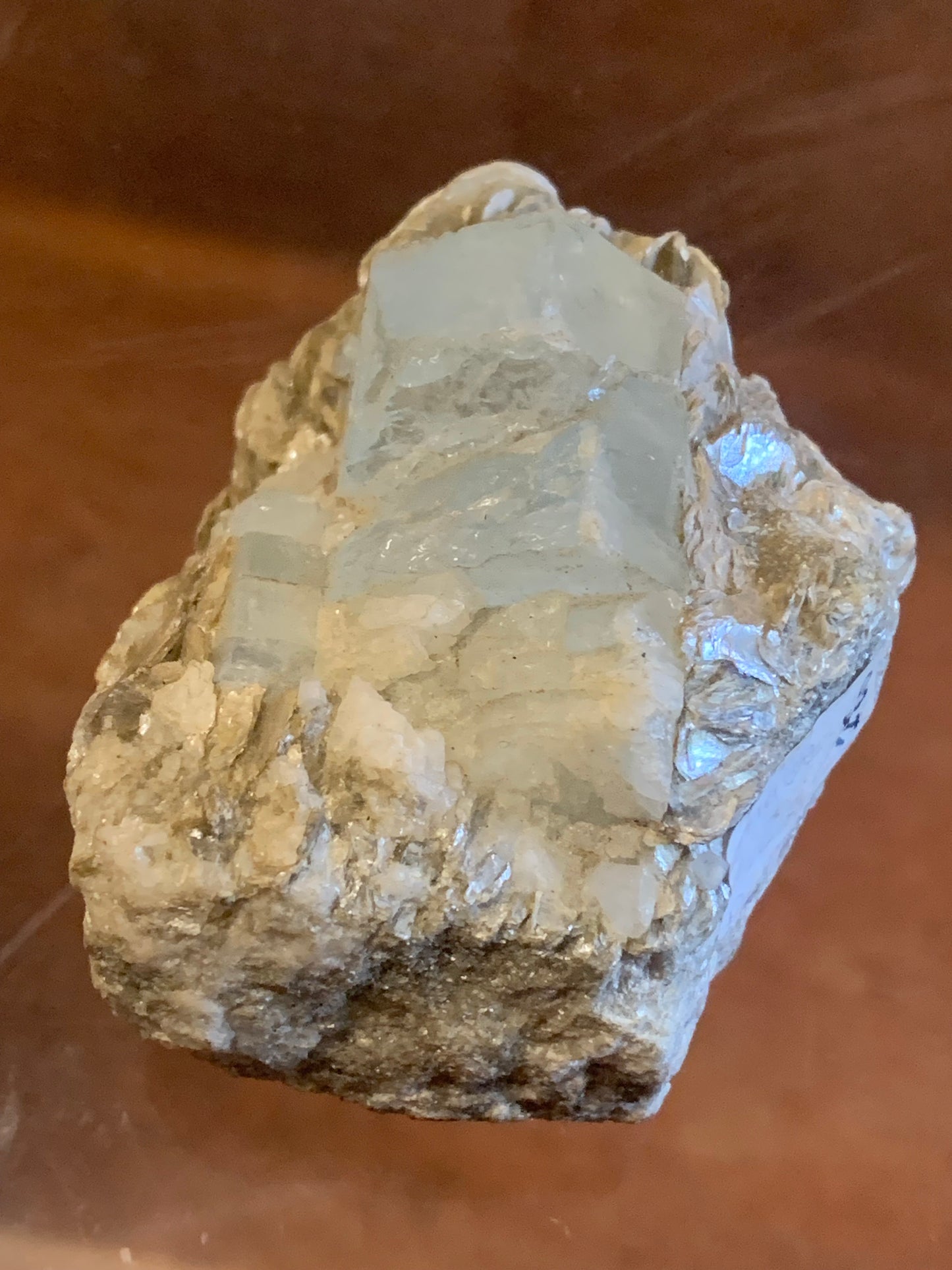 Aigue-marine avec Muscovite, superbe pièce de 70 x 60 x 50 mm en moyenne - 229 grammes environ !