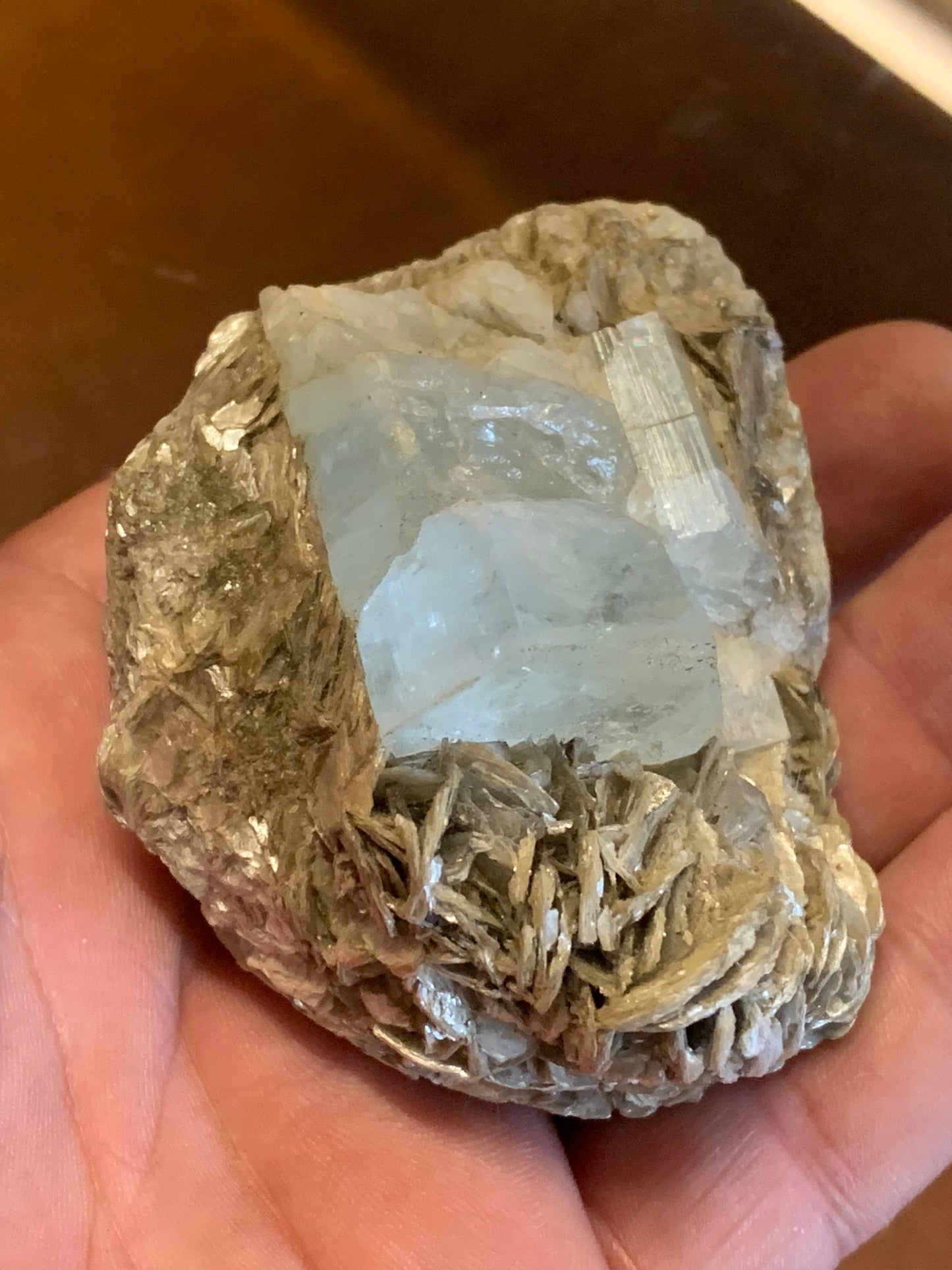 Aigue-marine avec Muscovite, superbe pièce de 70 x 60 x 50 mm en moyenne - 229 grammes environ !