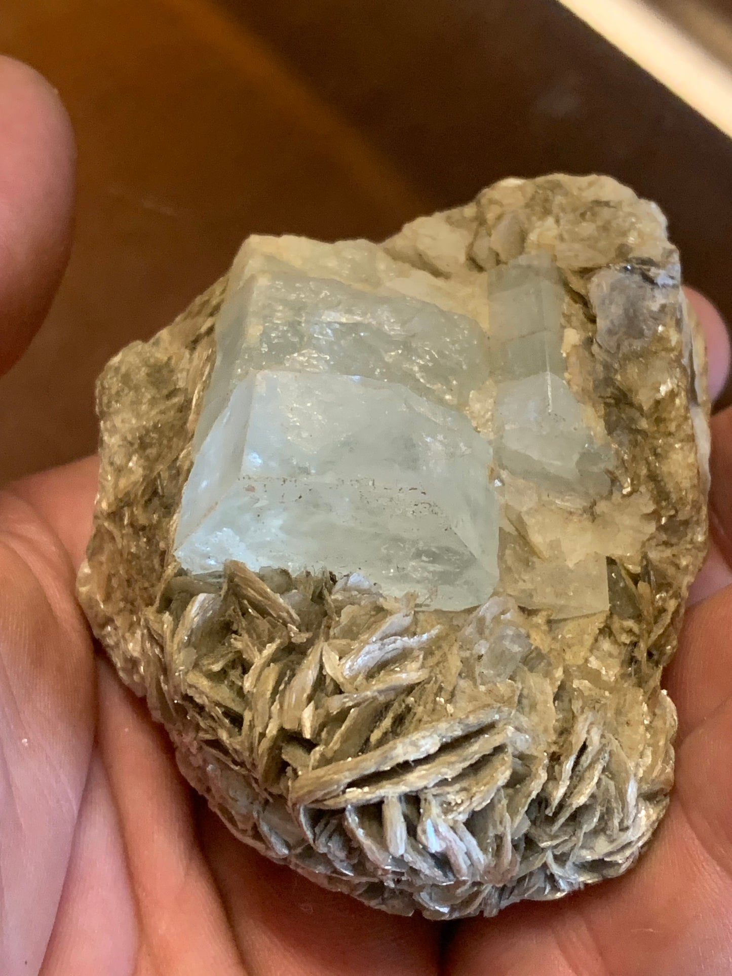 Aigue-marine avec Muscovite, superbe pièce de 70 x 60 x 50 mm en moyenne - 229 grammes environ !