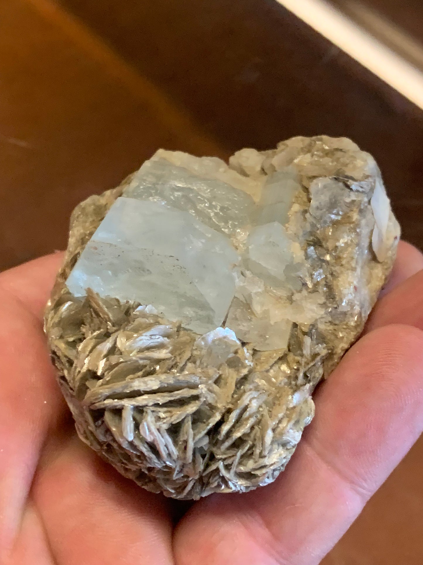Aigue-marine avec Muscovite, superbe pièce de 70 x 60 x 50 mm en moyenne - 229 grammes environ !