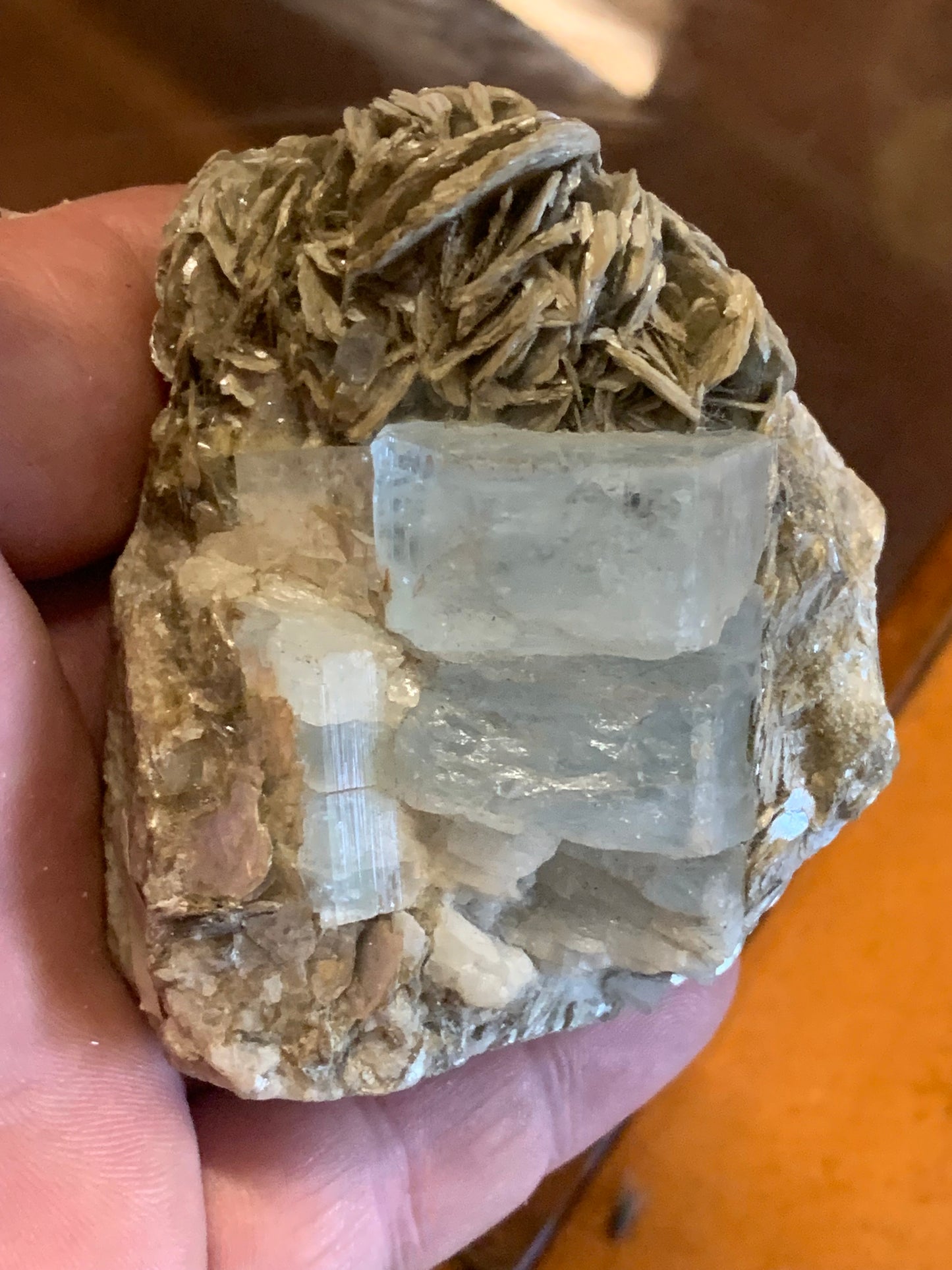 Aigue-marine avec Muscovite, superbe pièce de 70 x 60 x 50 mm en moyenne - 229 grammes environ !