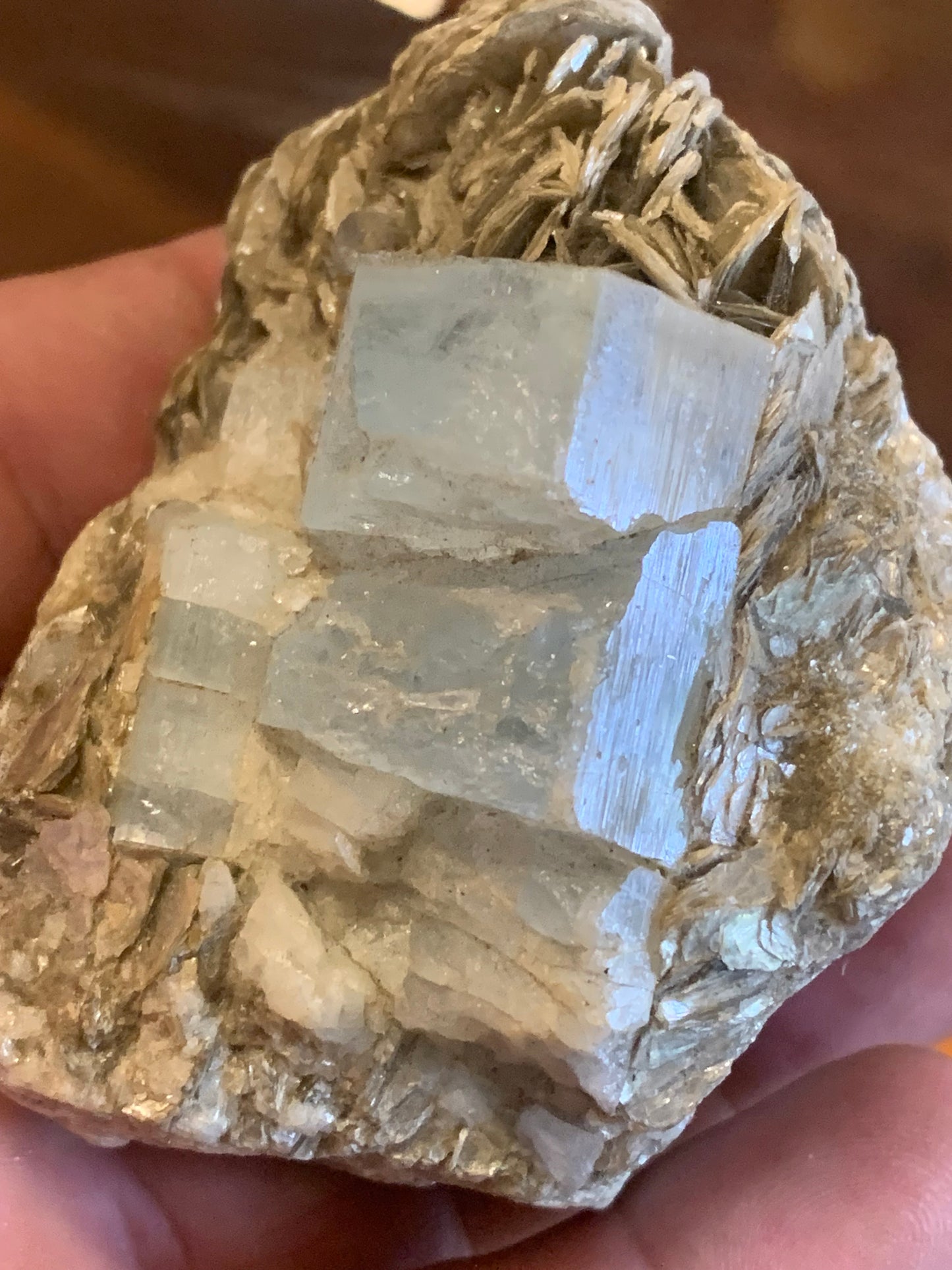 Aigue-marine avec Muscovite, superbe pièce de 70 x 60 x 50 mm en moyenne - 229 grammes environ !
