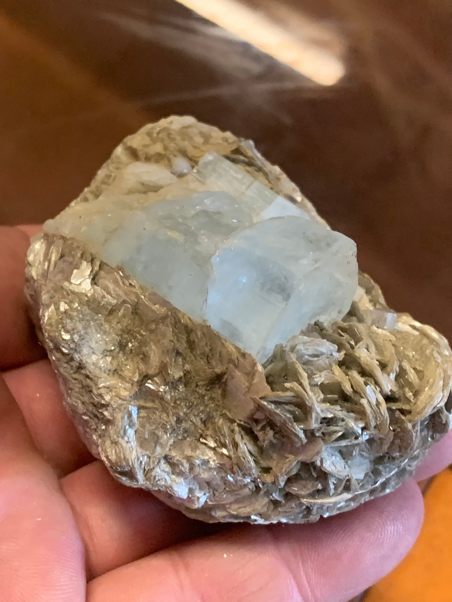 Aigue-marine avec Muscovite, superbe pièce de 70 x 60 x 50 mm en moyenne - 229 grammes environ !