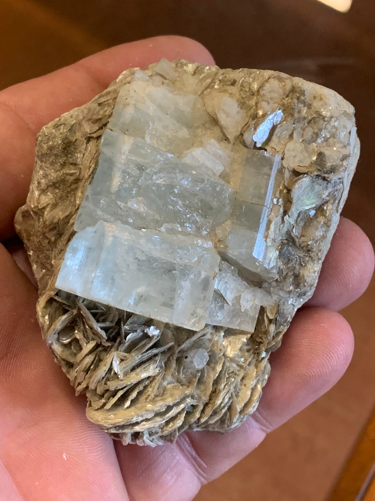 Aigue-marine avec Muscovite, superbe pièce de 70 x 60 x 50 mm en moyenne - 229 grammes environ !