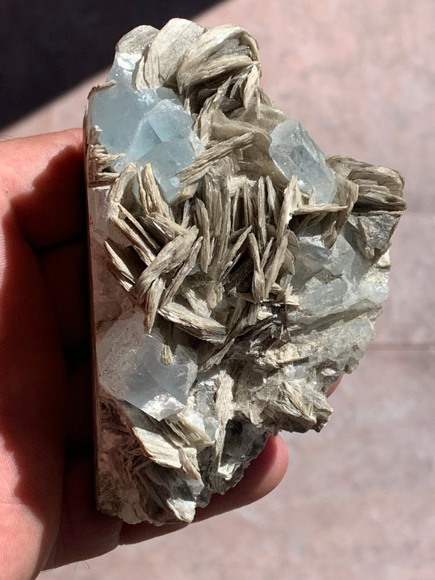 Aigue-marine avec Muscovite, superbe pièce de 100 x 60 x 55 mm en moyenne - 349 grammes !