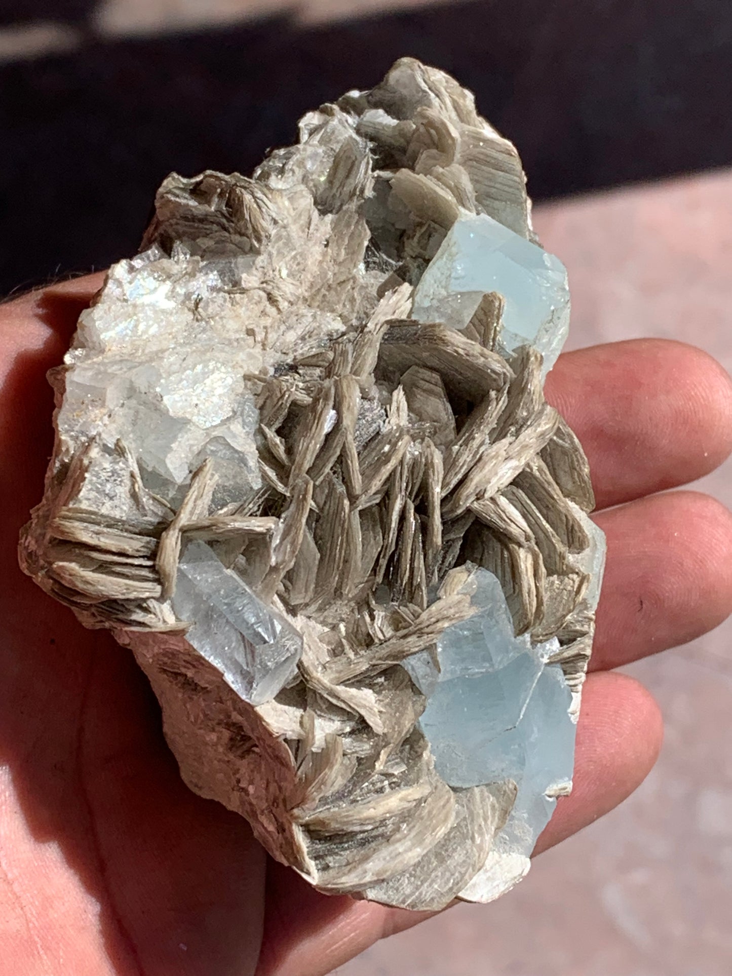Aigue-marine avec Muscovite, superbe pièce de 100 x 60 x 55 mm en moyenne - 349 grammes !