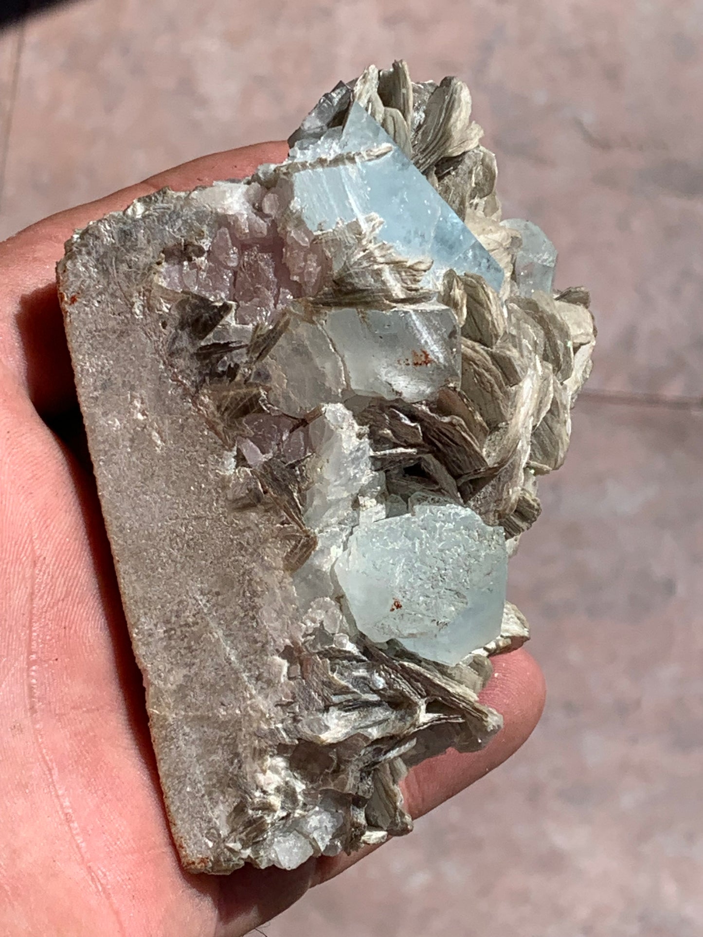 Aigue-marine avec Muscovite, superbe pièce de 100 x 60 x 55 mm en moyenne - 349 grammes !