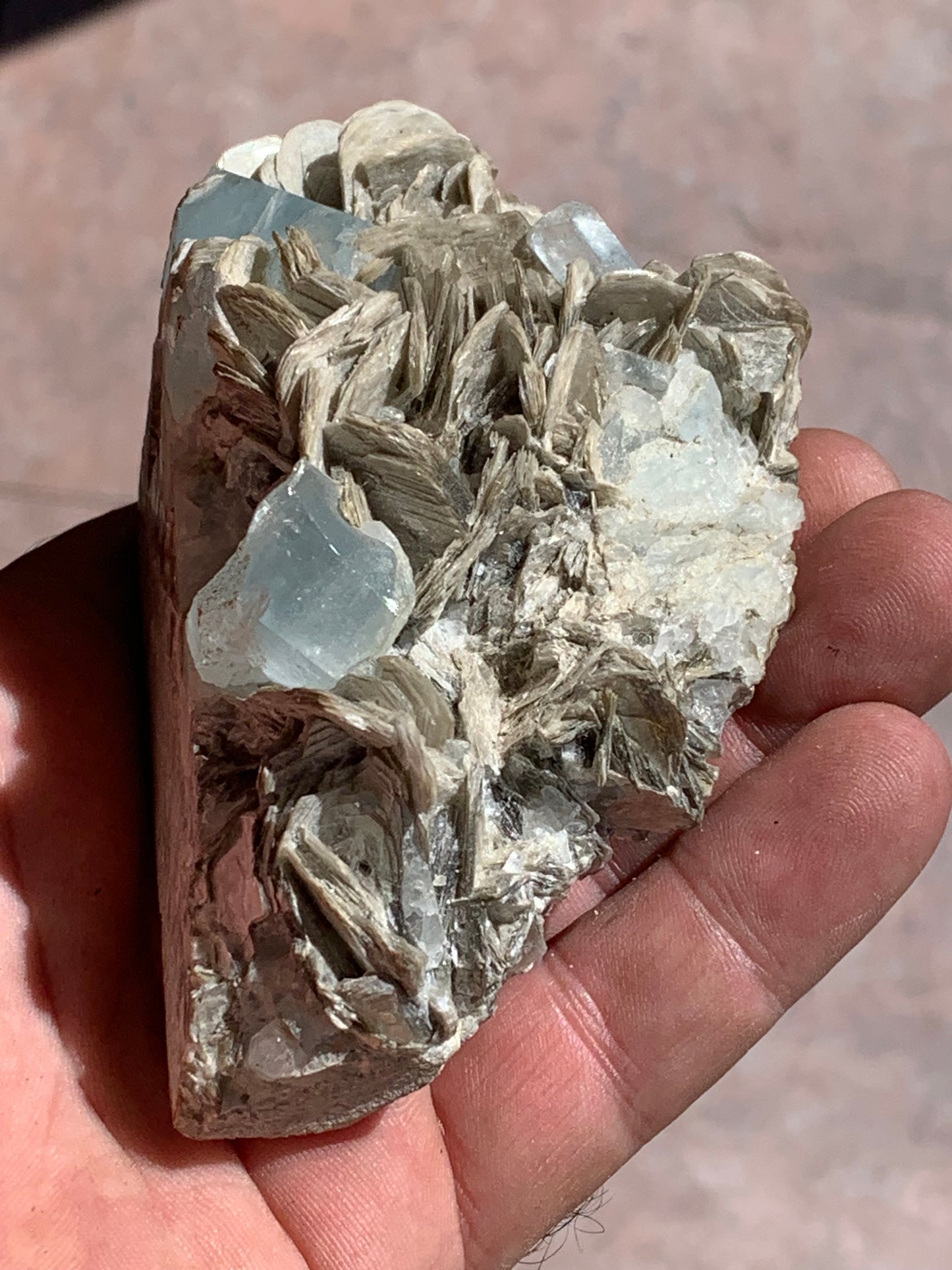 Aigue-marine avec Muscovite, superbe pièce de 100 x 60 x 55 mm en moyenne - 349 grammes !