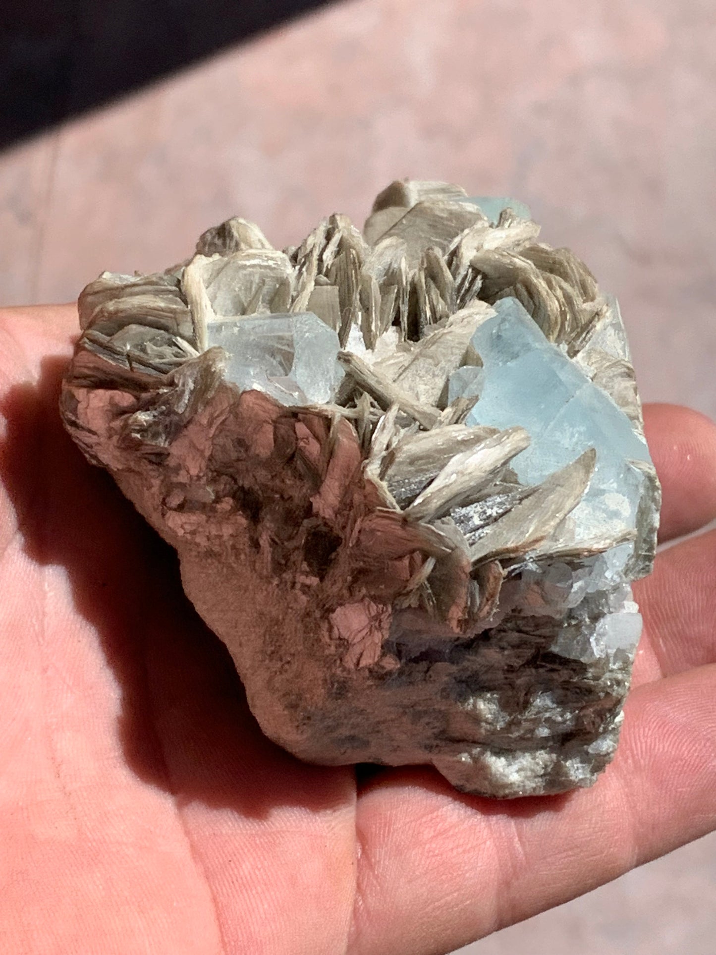 Aigue-marine avec Muscovite, superbe pièce de 100 x 60 x 55 mm en moyenne - 349 grammes !