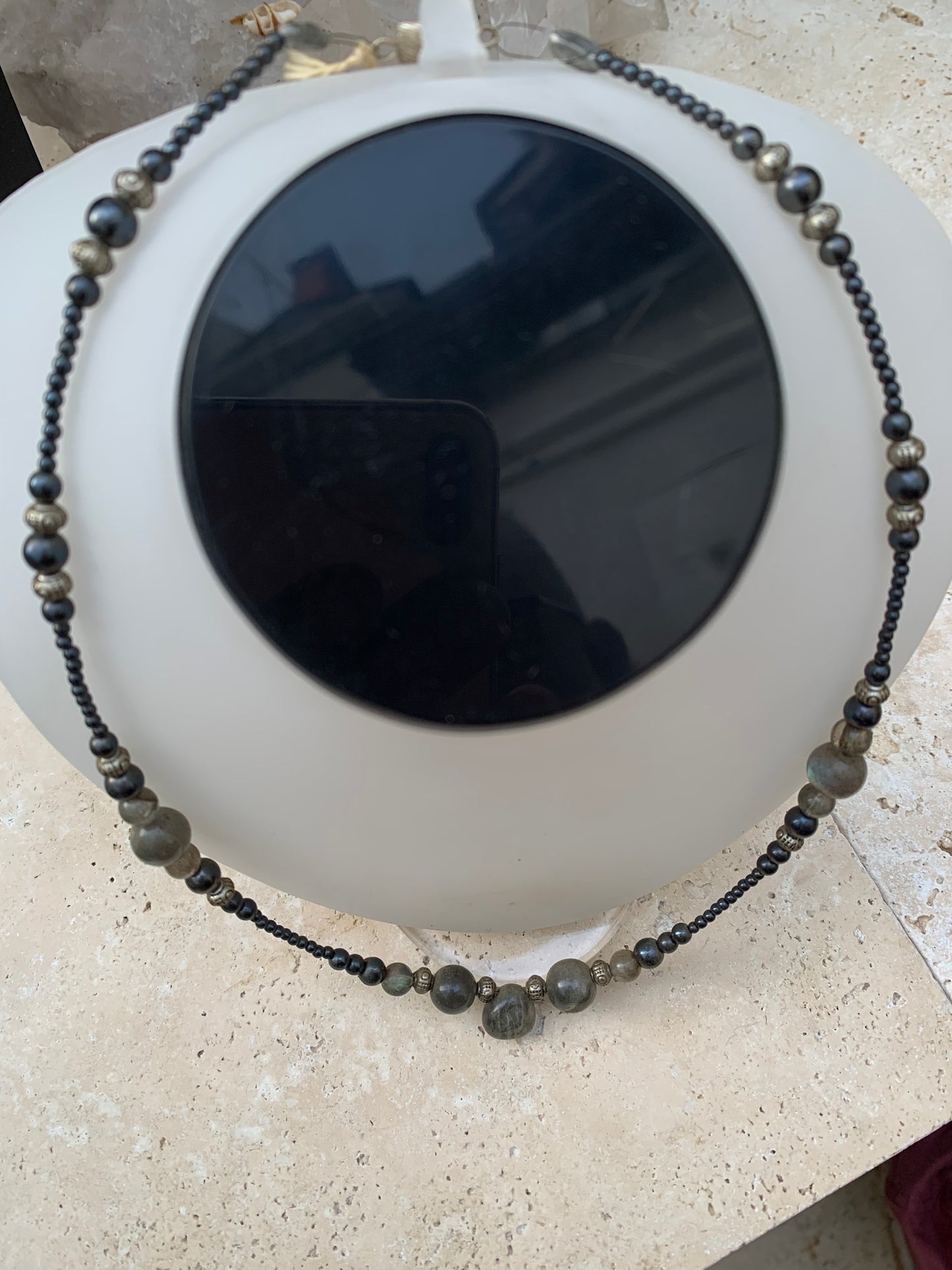 Labradorite avec hématite, 'collier/ chute de perle', de forme ronde de 2 à 10 millimètres de diamètre. 45 centimètres de longueur, fermoir à vis. Très belle pièce montée par Gem & Zen !
