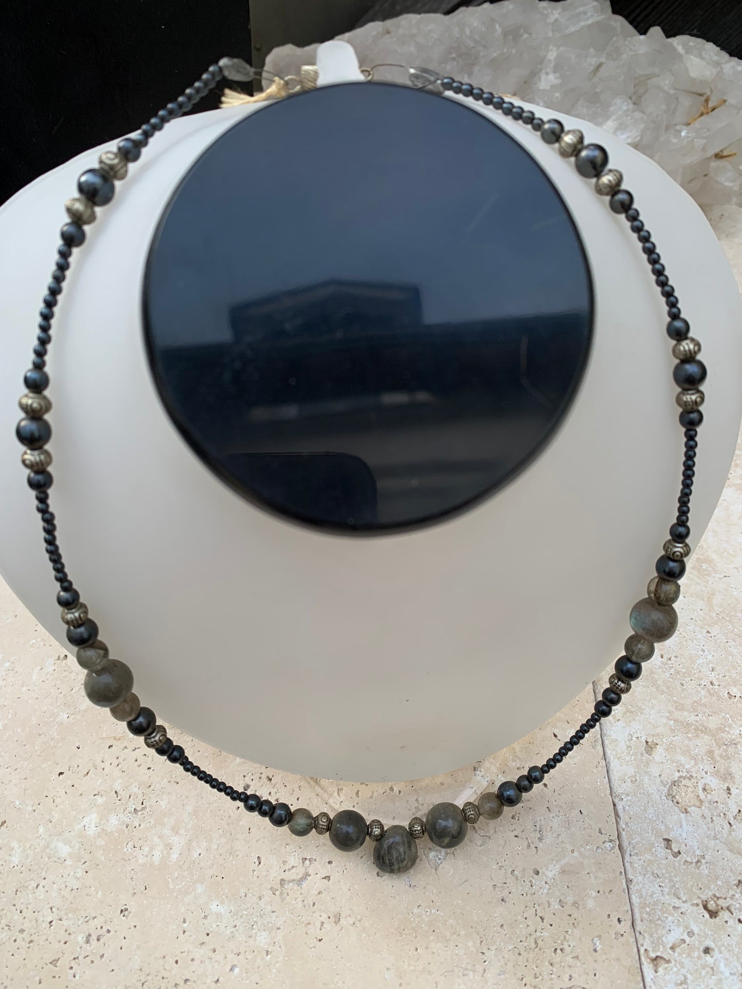 Labradorite avec hématite, 'collier/ chute de perle', de forme ronde de 2 à 10 millimètres de diamètre. 45 centimètres de longueur, fermoir à vis. Très belle pièce montée par Gem & Zen !