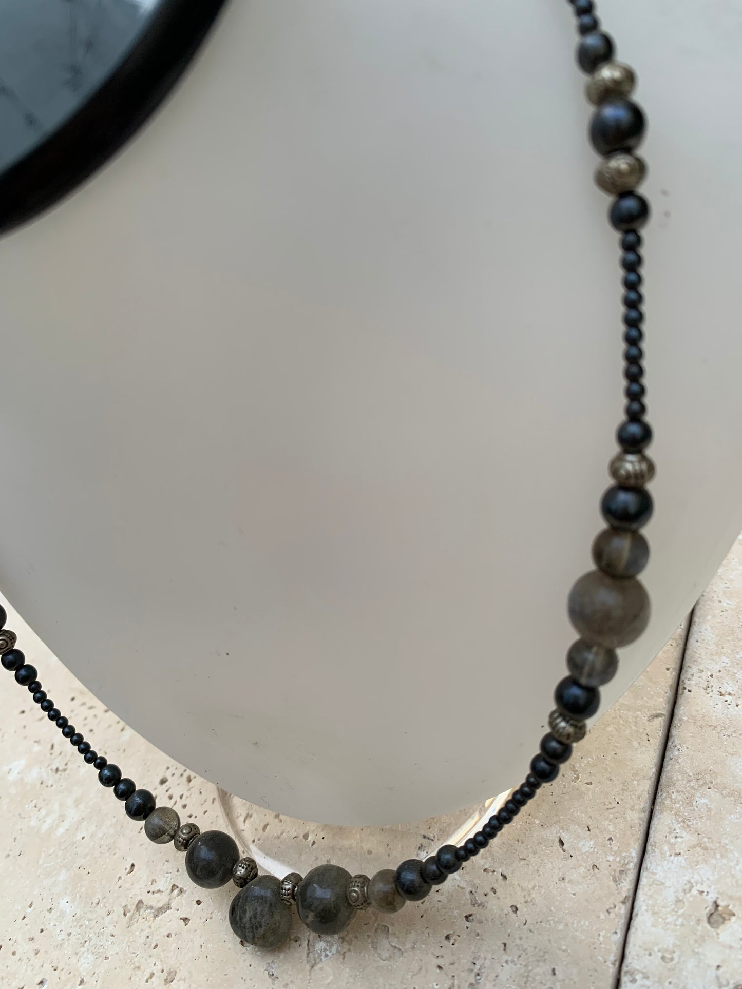 Labradorite avec hématite, 'collier/ chute de perle', de forme ronde de 2 à 10 millimètres de diamètre. 45 centimètres de longueur, fermoir à vis. Très belle pièce montée par Gem & Zen !