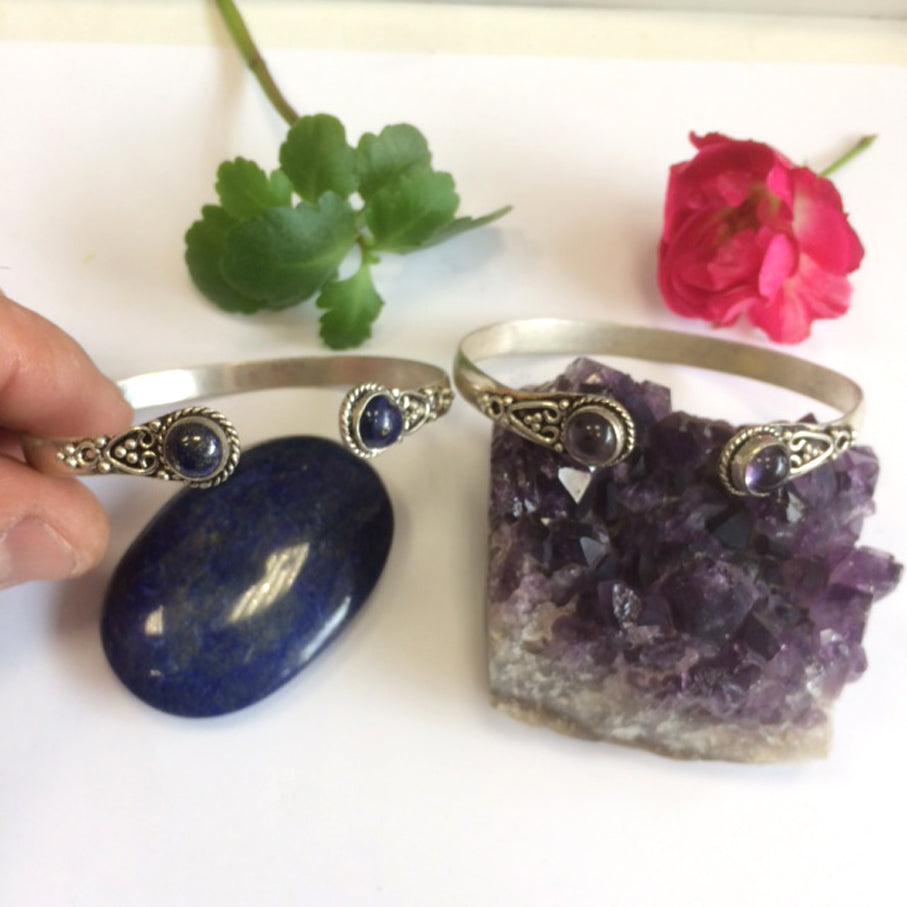 Bracelet de type 'Manchette' de 1 centimètre de largeur, fait en laiton argenté avec cabochon d'amethyste ou lapis lazuli.