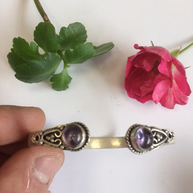 Bracelet de type 'Manchette' de 1 centimètre de largeur, fait en laiton argenté avec cabochon d'amethyste ou lapis lazuli.