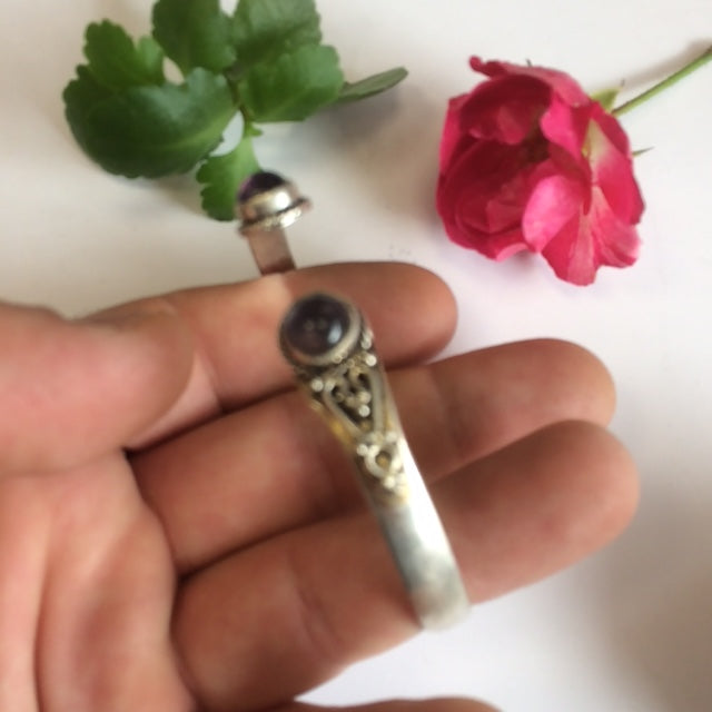 Bracelet de type 'Manchette' de 1 centimètre de largeur, fait en laiton argenté avec cabochon d'amethyste ou lapis lazuli.