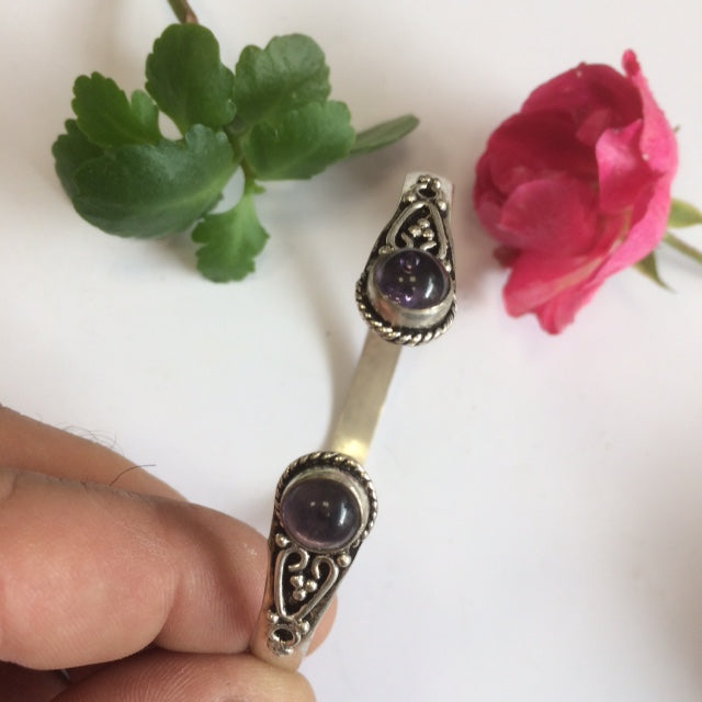 Bracelet de type 'Manchette' de 1 centimètre de largeur, fait en laiton argenté avec cabochon d'amethyste ou lapis lazuli.