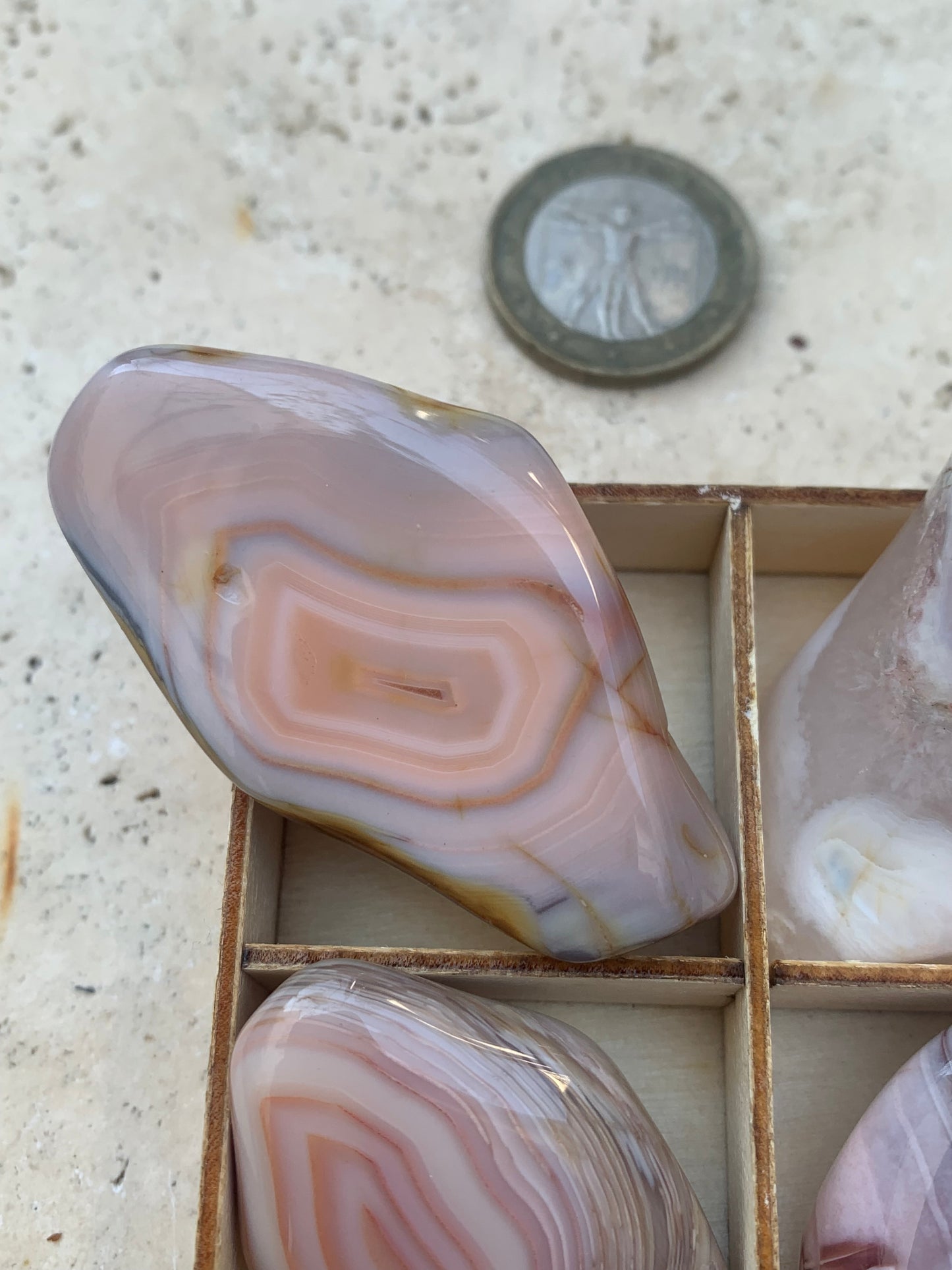 Agate Rose du Botswana, superbes pièces au choix ! De 40x20x15mm - 20 grammes en moyenne. Des formes uniques et rare !