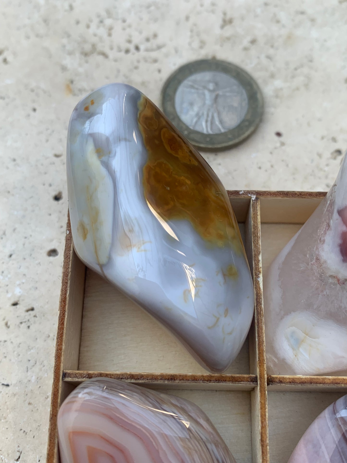 Agate Rose du Botswana, superbes pièces au choix ! De 40x20x15mm - 20 grammes en moyenne. Des formes uniques et rare !