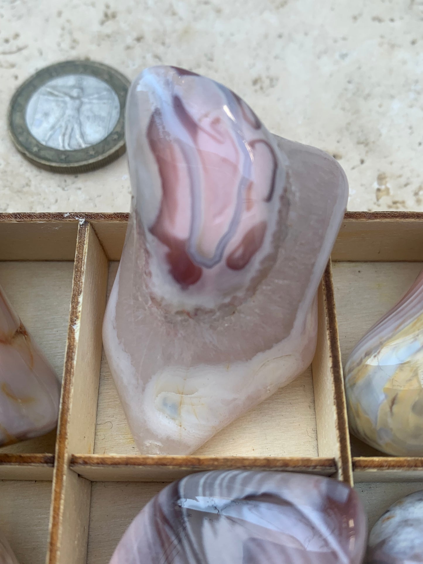Agate Rose du Botswana, superbes pièces au choix ! De 40x20x15mm - 20 grammes en moyenne. Des formes uniques et rare !
