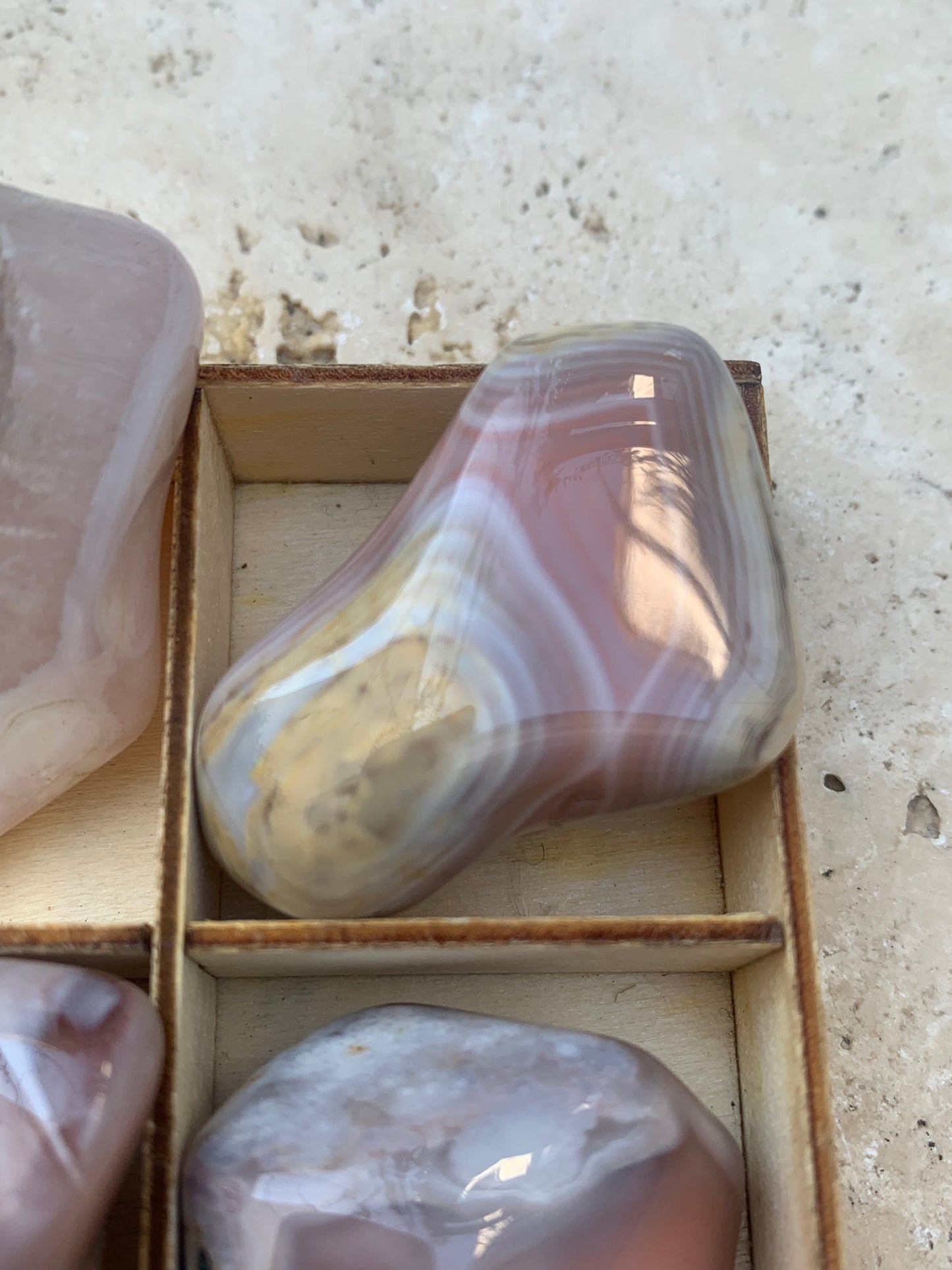 Agate Rose du Botswana, superbes pièces au choix ! De 40x20x15mm - 20 grammes en moyenne. Des formes uniques et rare !