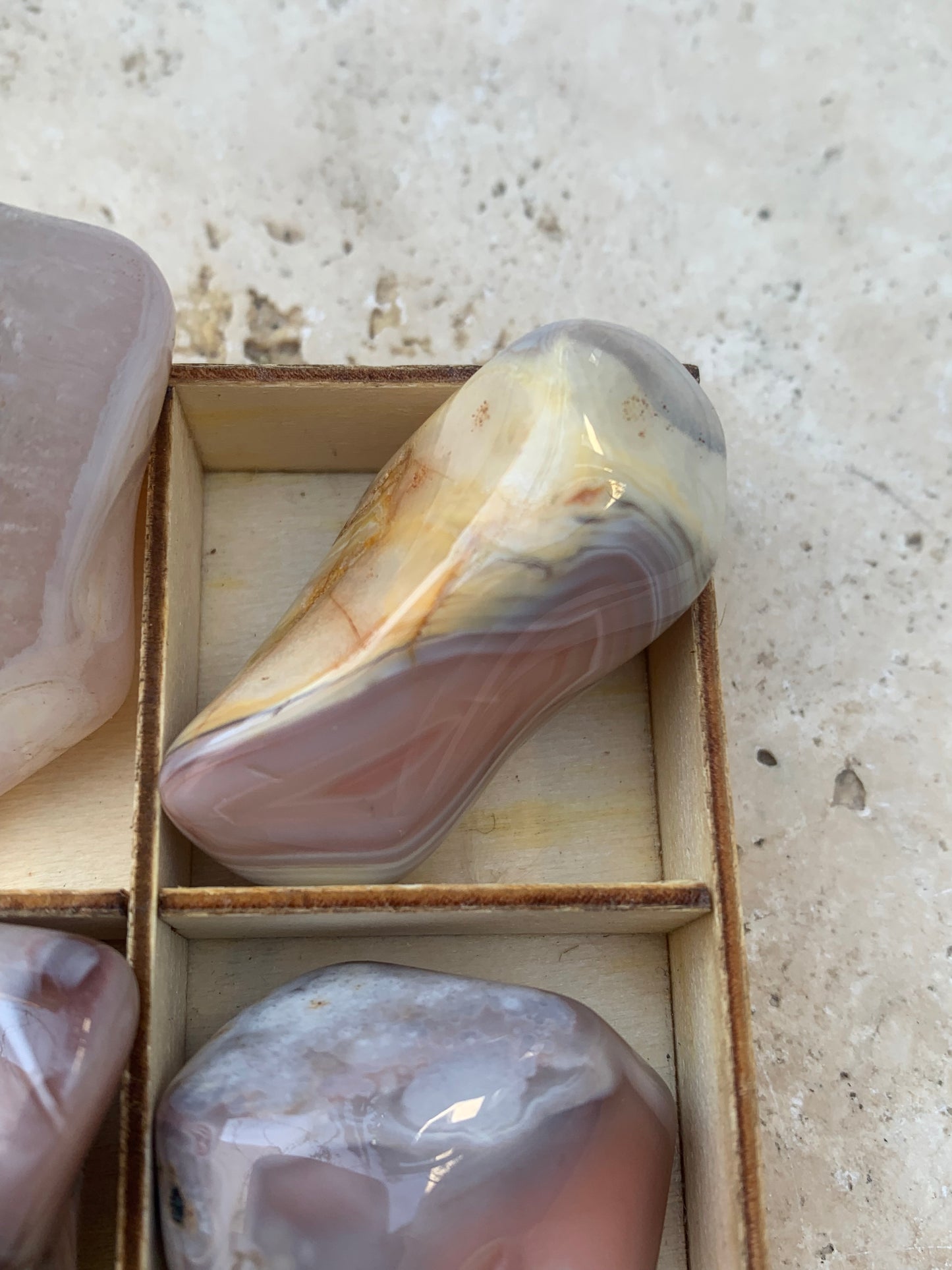 Agate Rose du Botswana, superbes pièces au choix ! De 40x20x15mm - 20 grammes en moyenne. Des formes uniques et rare !