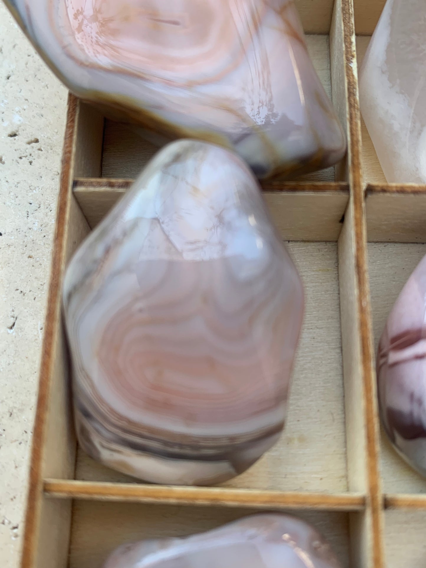 Agate Rose du Botswana, superbes pièces au choix ! De 40x20x15mm - 20 grammes en moyenne. Des formes uniques et rare !