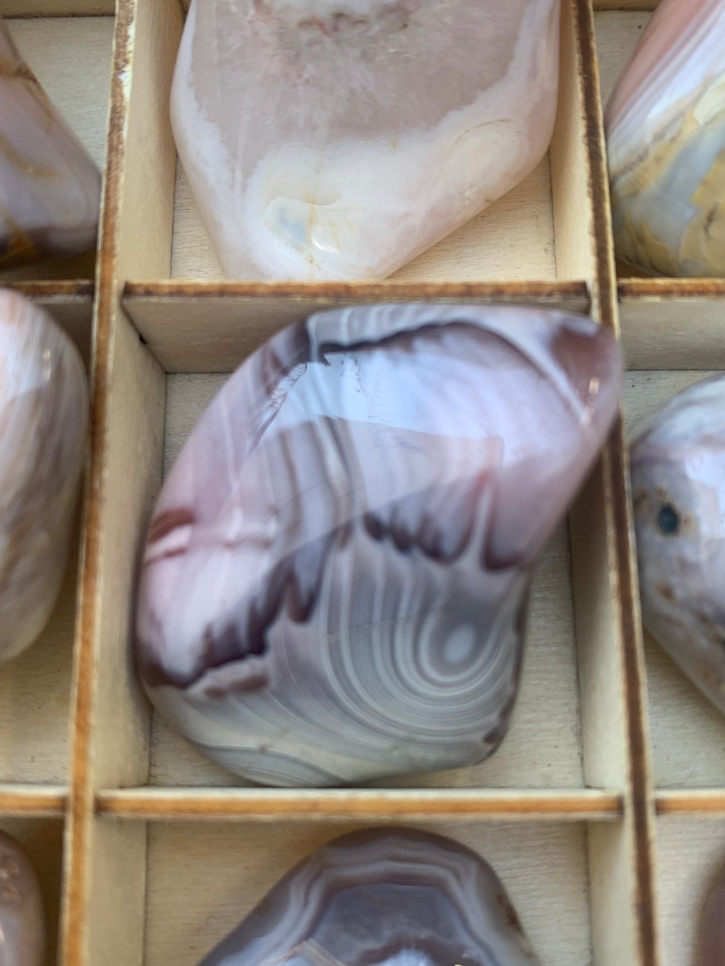 Agate Rose du Botswana, superbes pièces au choix ! De 40x20x15mm - 20 grammes en moyenne. Des formes uniques et rare !