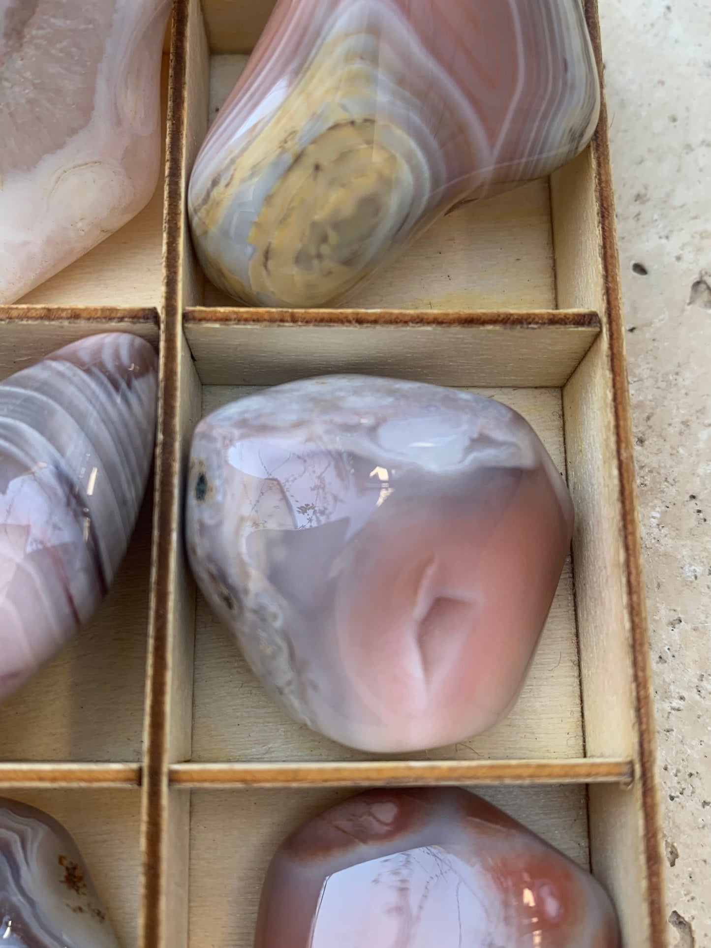 Agate Rose du Botswana, superbes pièces au choix ! De 40x20x15mm - 20 grammes en moyenne. Des formes uniques et rare !
