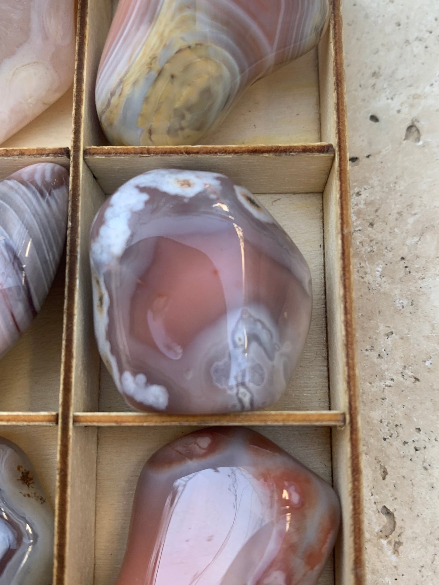 Agate Rose du Botswana, superbes pièces au choix ! De 40x20x15mm - 20 grammes en moyenne. Des formes uniques et rare !