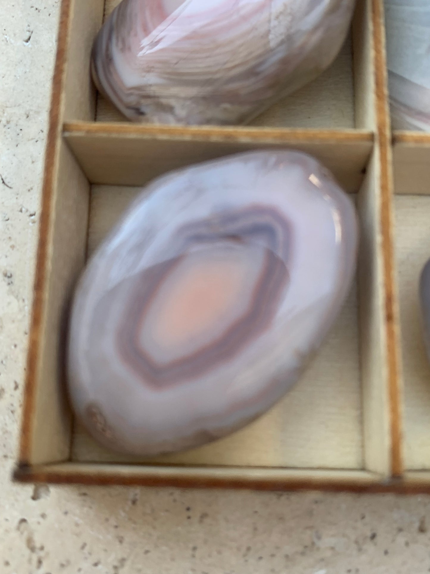 Agate Rose du Botswana, superbes pièces au choix ! De 40x20x15mm - 20 grammes en moyenne. Des formes uniques et rare !
