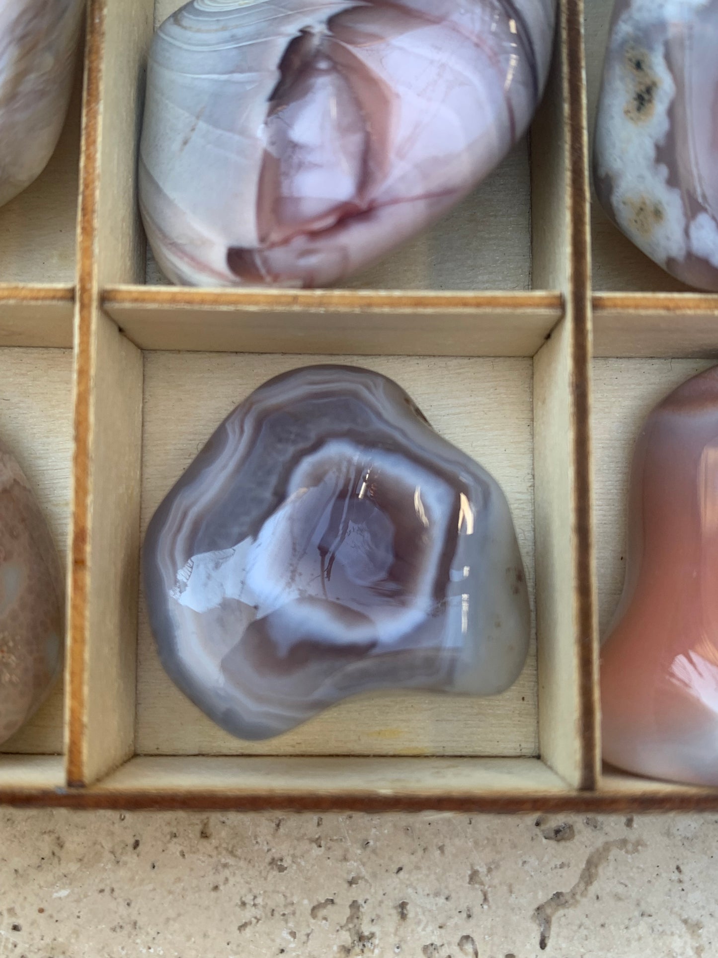 Agate Rose du Botswana, superbes pièces au choix ! De 40x20x15mm - 20 grammes en moyenne. Des formes uniques et rare !