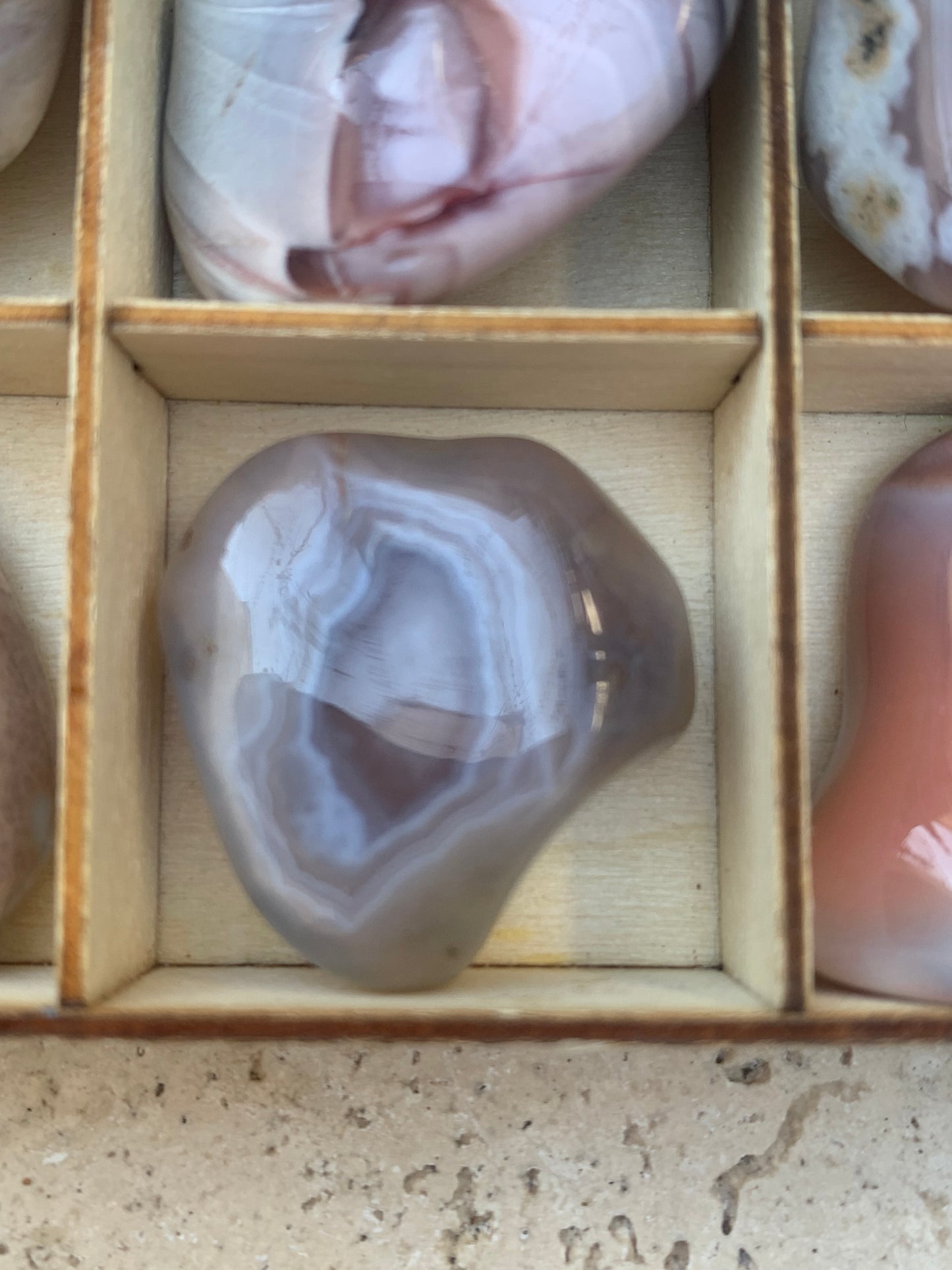 Agate Rose du Botswana, superbes pièces au choix ! De 40x20x15mm - 20 grammes en moyenne. Des formes uniques et rare !