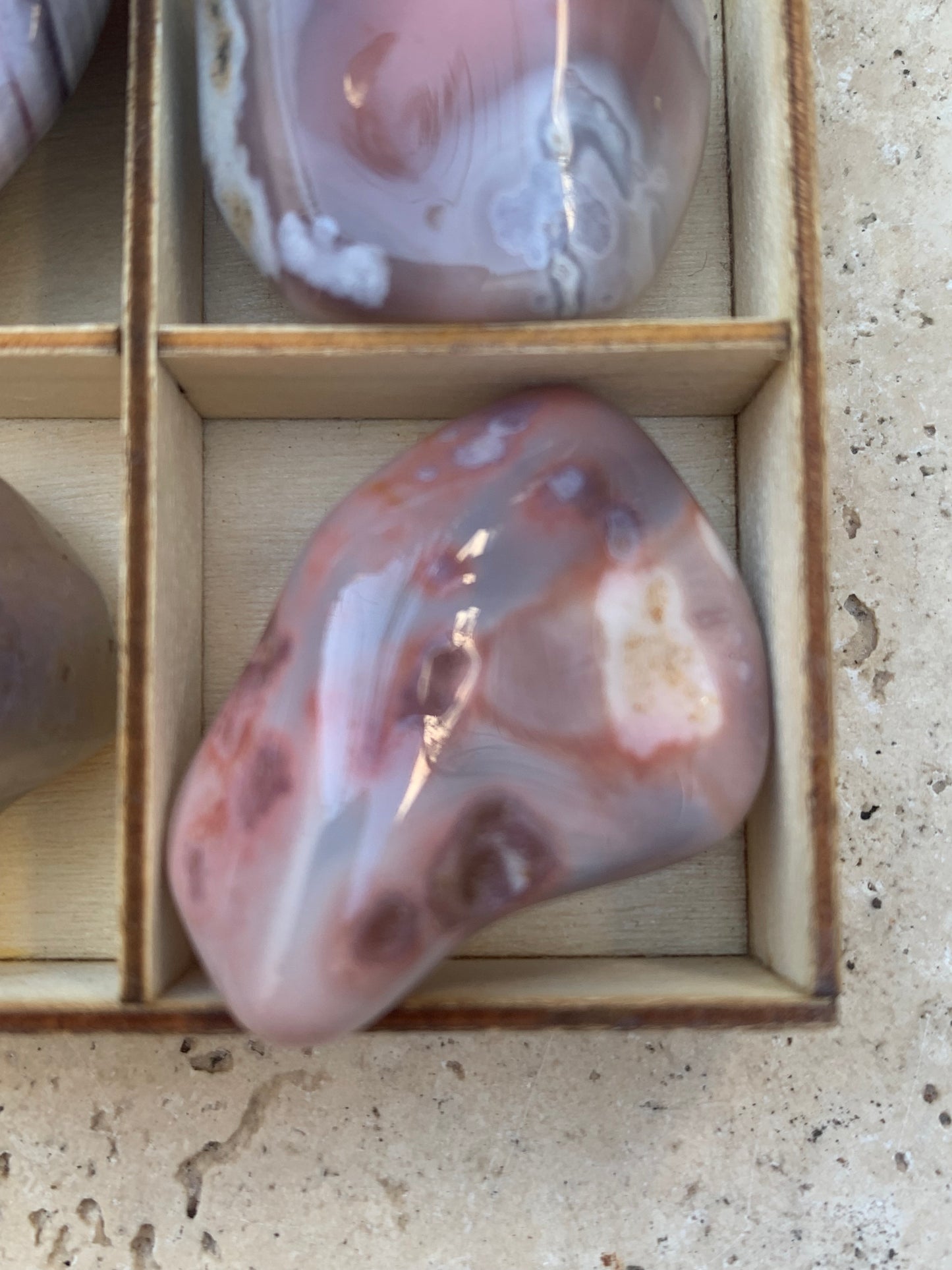 Agate Rose du Botswana, superbes pièces au choix ! De 40x20x15mm - 20 grammes en moyenne. Des formes uniques et rare !