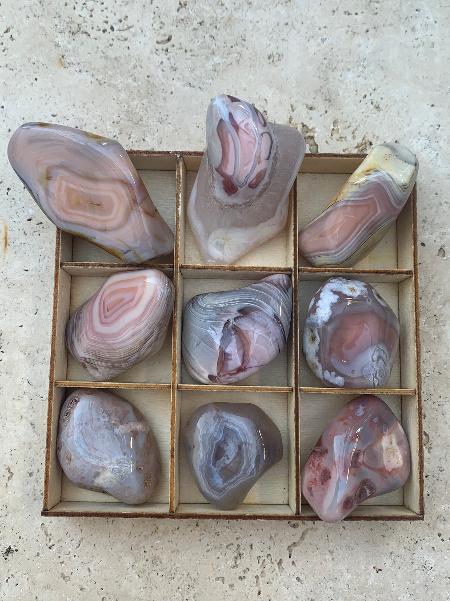 Agate Rose du Botswana, superbes pièces au choix ! De 40x20x15mm - 20 grammes en moyenne. Des formes uniques et rare !
