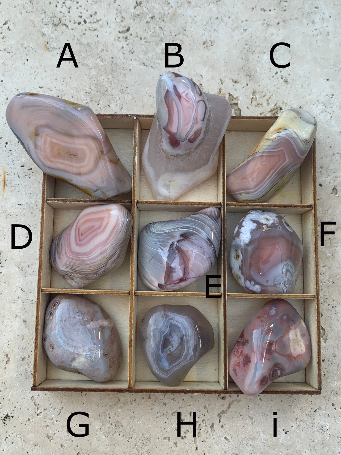 Agate Rose du Botswana, superbes pièces au choix ! De 40x20x15mm - 20 grammes en moyenne. Des formes uniques et rare !
