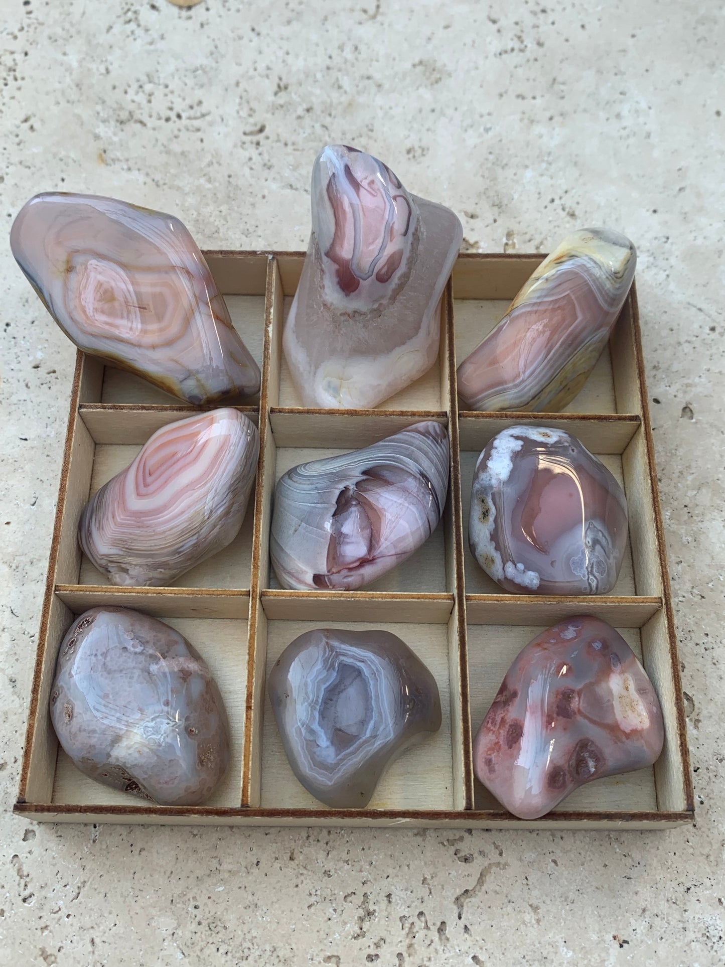 Agate Rose du Botswana, superbes pièces au choix ! De 40x20x15mm - 20 grammes en moyenne. Des formes uniques et rare !