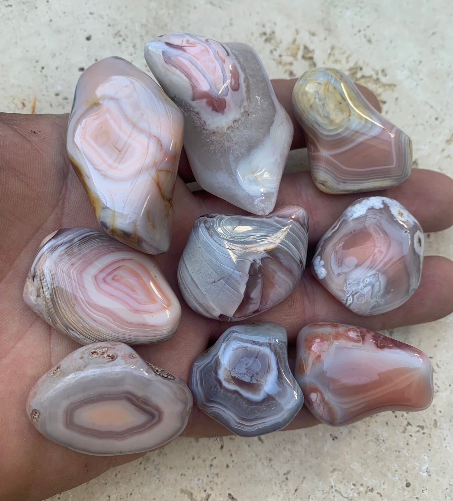 Agate Rose du Botswana, superbes pièces au choix ! De 40x20x15mm - 20 grammes en moyenne. Des formes uniques et rare !