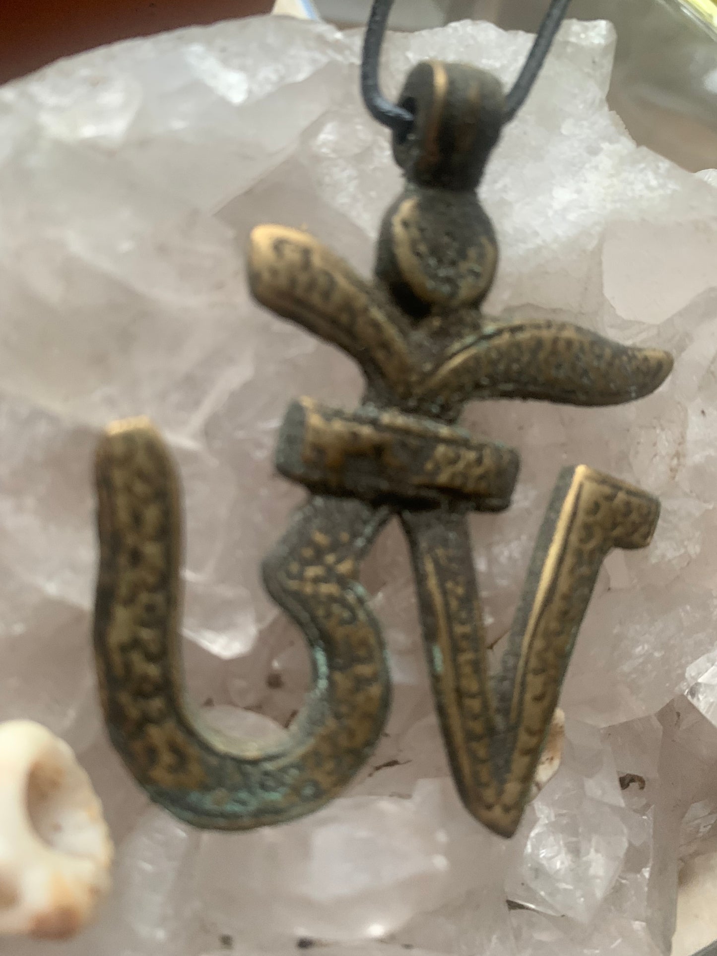 Om, symbole sacré en métal (laiton), taille de 60x50x10 millimètres. Pièce authentique et unique faîte au Népal. Livré avec cordon coulissant, prêt à porté ou à offrir !