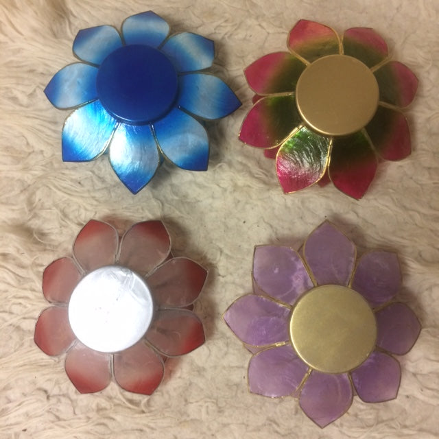 Selection of 'Lotus' candle holders made of capiz shell, 13.5 centimeters x 5.5 centimeters high. Magnificent colors, incredible effects, perfect!