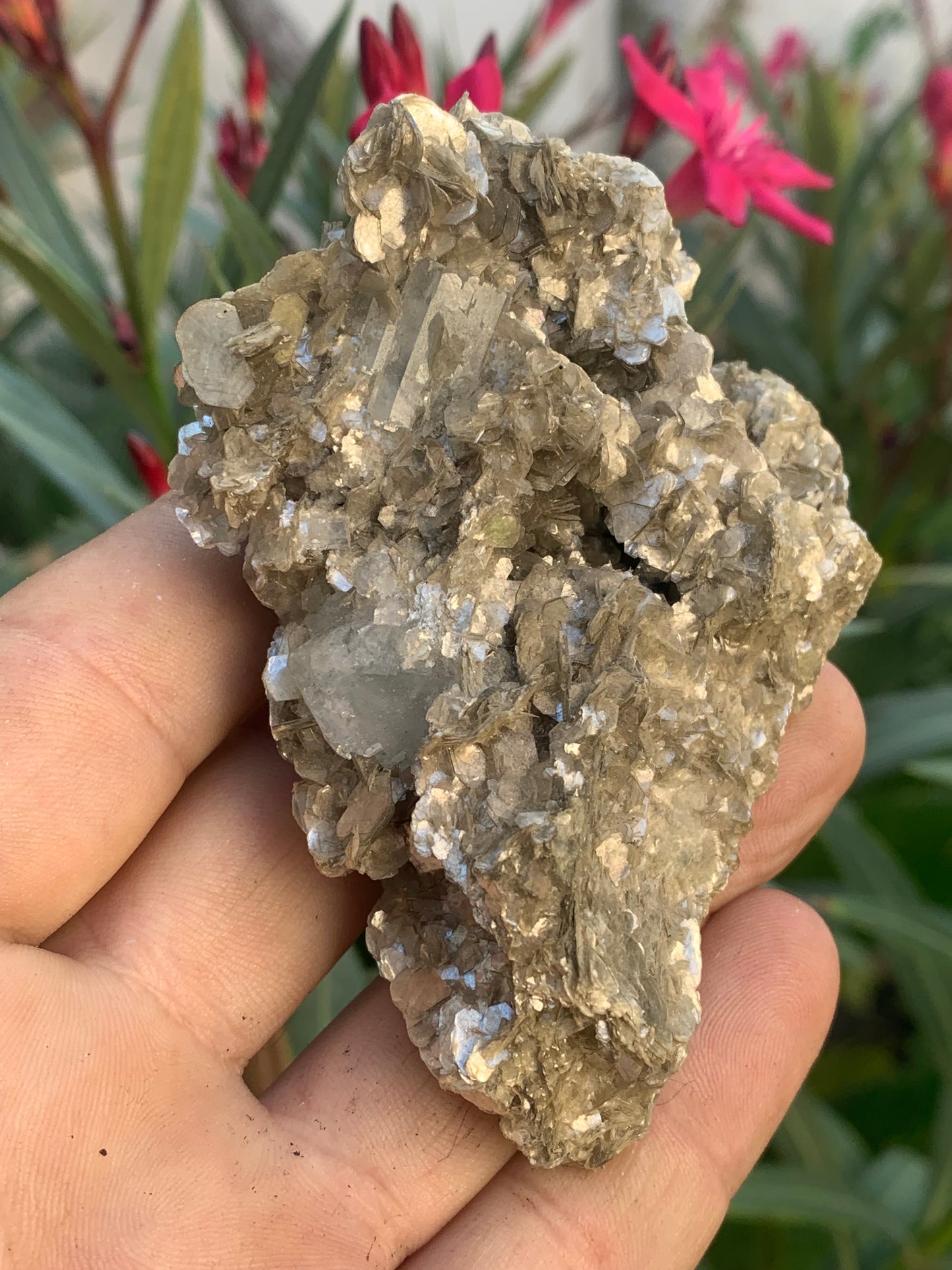 Aigue-marine avec Muscovite, superbe pièce de 88x72x39mm - 111 grammes ! Une brillance incroyable !