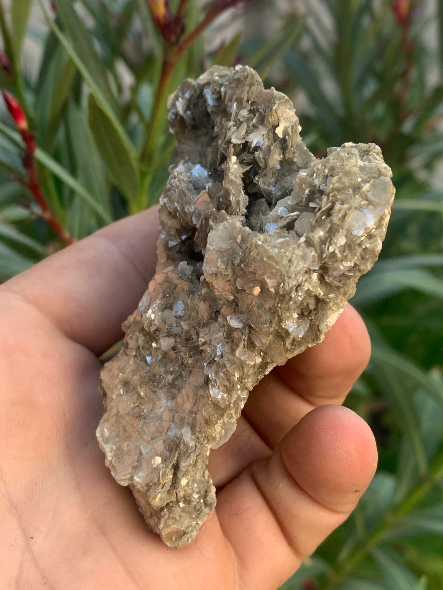 Aigue-marine avec Muscovite, superbe pièce de 88x72x39mm - 111 grammes ! Une brillance incroyable !