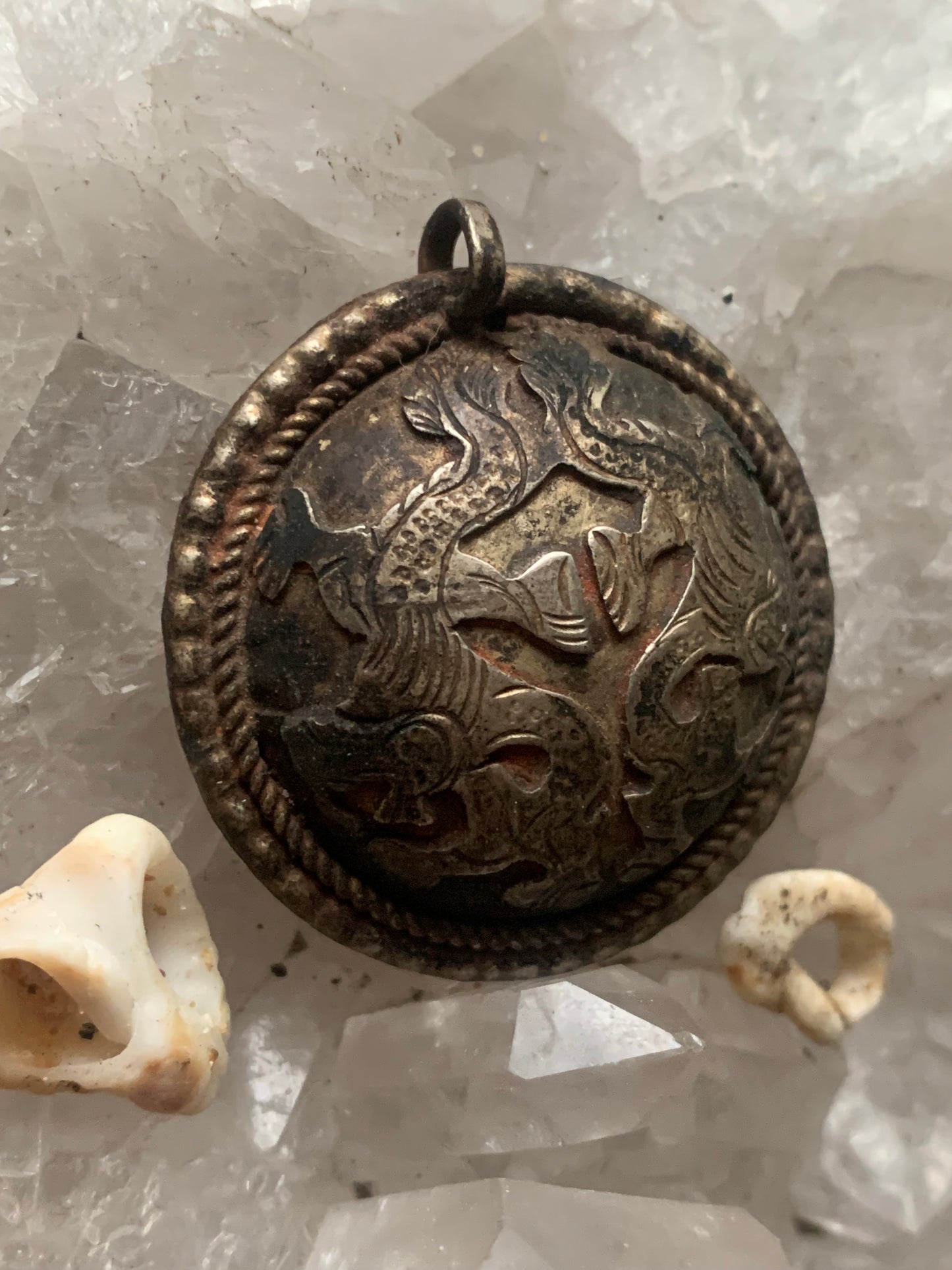 Dragon, pendentif en métal (laiton) de 40 mm de diamètre x 10 mm d'épaisseur. Pièce authentique et unique faîte au Népal. Livré avec cordon coulissant, prêt à porté ou à offrir !
