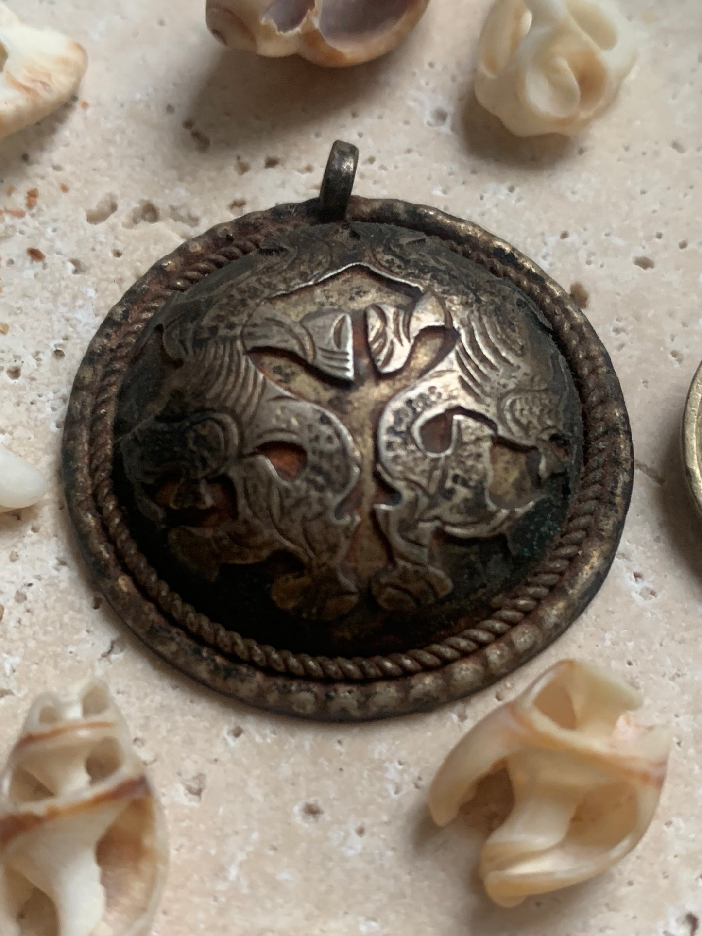 Dragon, pendentif en métal (laiton) de 40 mm de diamètre x 10 mm d'épaisseur. Pièce authentique et unique faîte au Népal. Livré avec cordon coulissant, prêt à porté ou à offrir !
