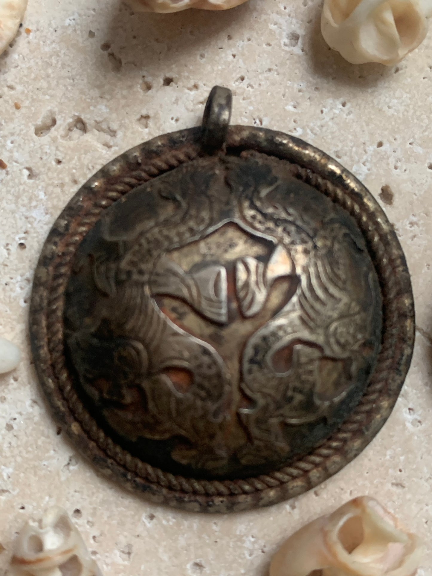 Dragon, pendentif en métal (laiton) de 40 mm de diamètre x 10 mm d'épaisseur. Pièce authentique et unique faîte au Népal. Livré avec cordon coulissant, prêt à porté ou à offrir !