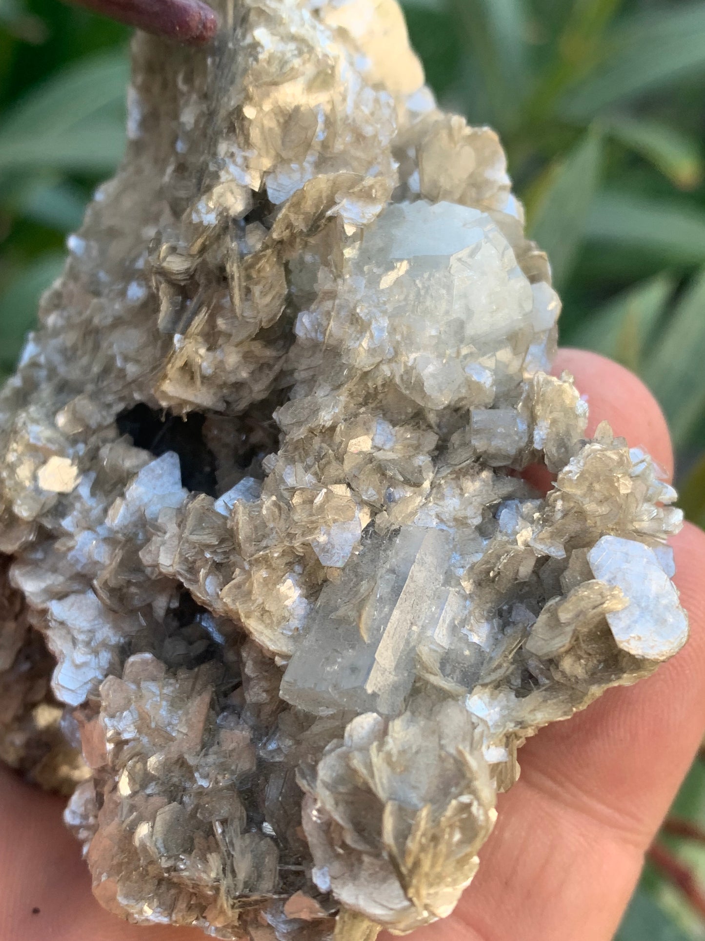 Aigue-marine avec Muscovite, superbe pièce de 88x72x39mm - 111 grammes ! Une brillance incroyable !