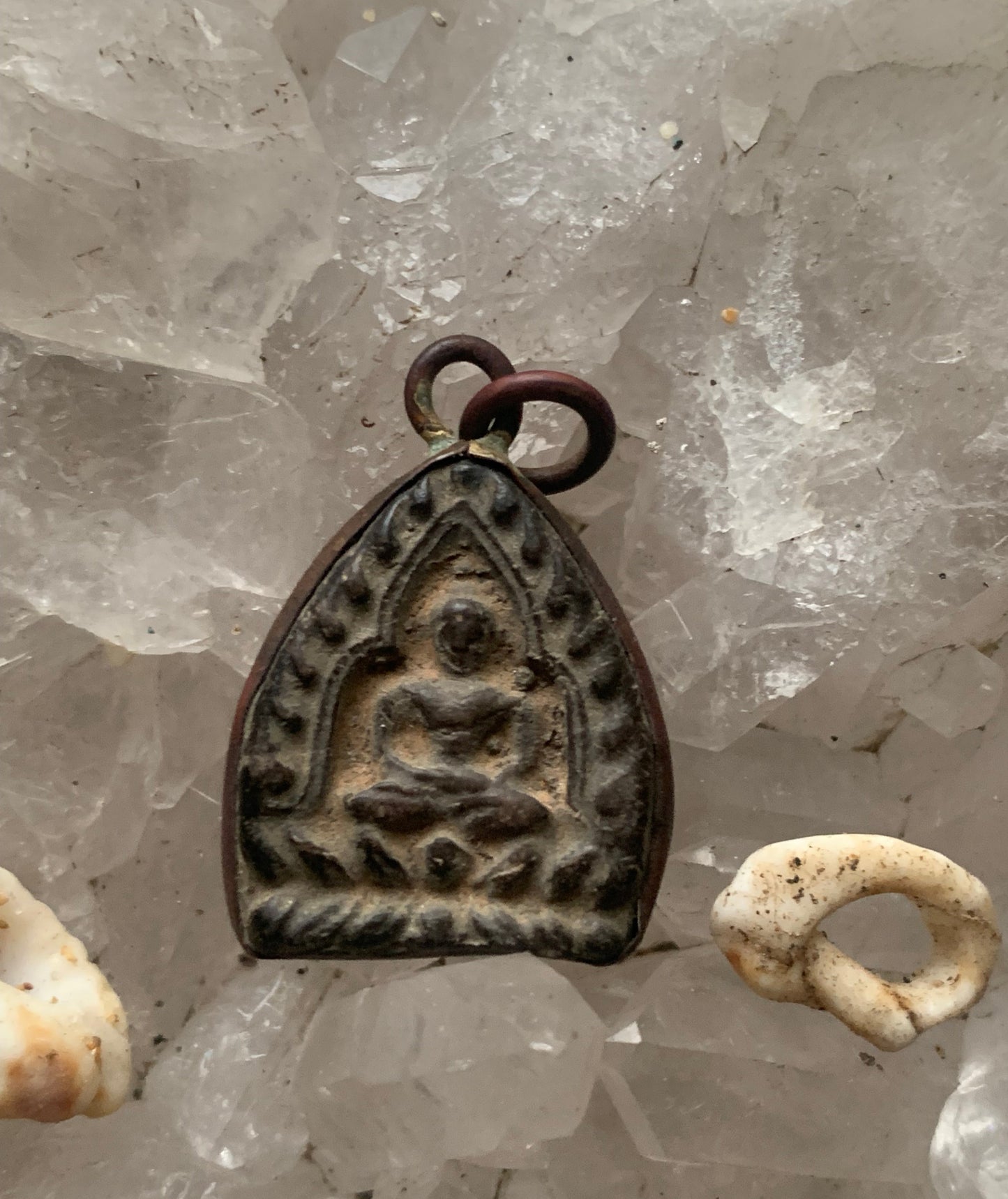 Bouddha de style (Tsa-tsa*), pendentif ancien de la divinité sacré en métal (laiton) et terre cuite, 30x20x7 millimètres. Pièce authentique et unique faîte au Népal. Livré avec cordon coulissant, prêt à porté ou à offrir !