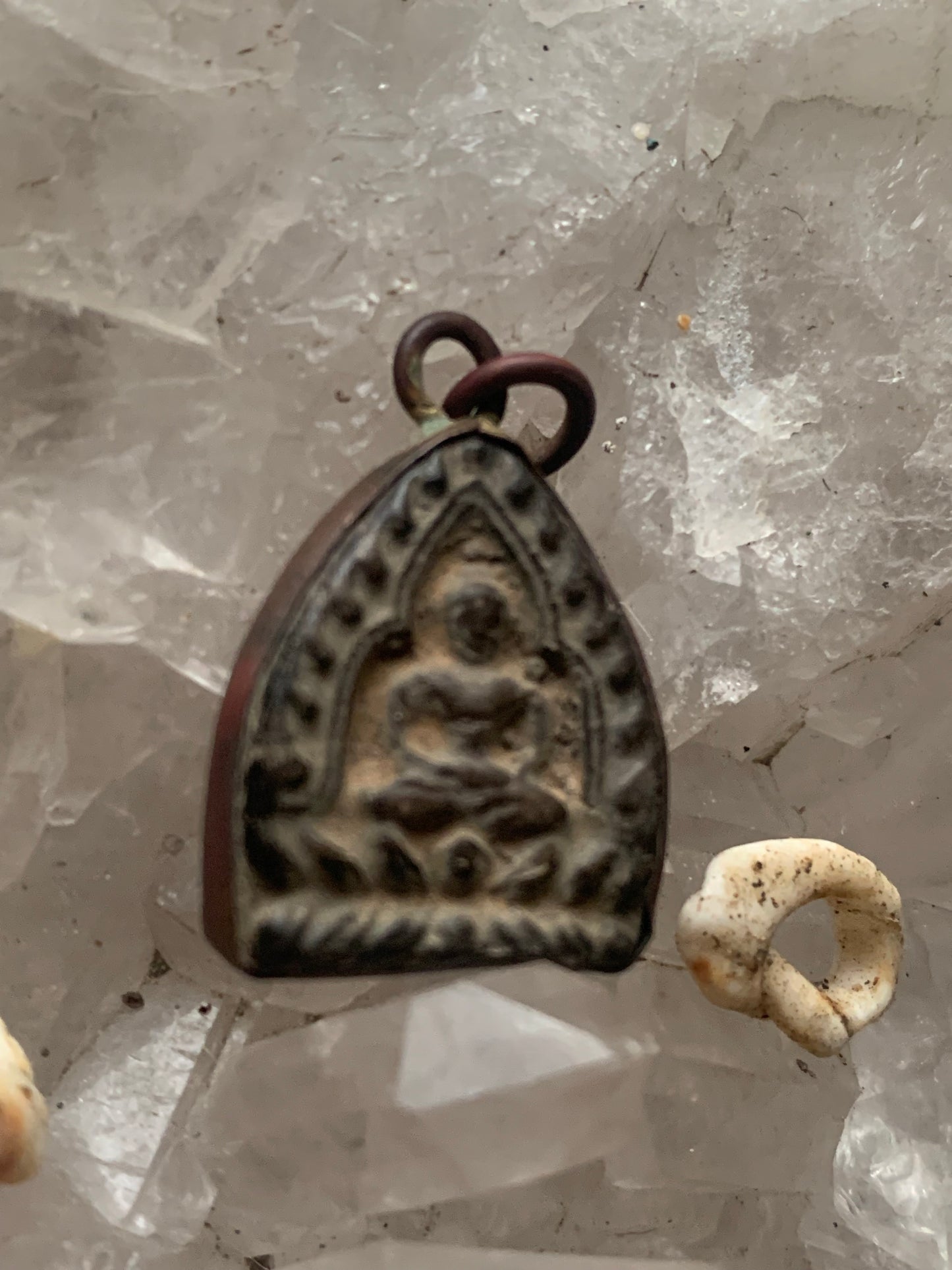 Bouddha de style (Tsa-tsa*), pendentif ancien de la divinité sacré en métal (laiton) et terre cuite, 30x20x7 millimètres. Pièce authentique et unique faîte au Népal. Livré avec cordon coulissant, prêt à porté ou à offrir !
